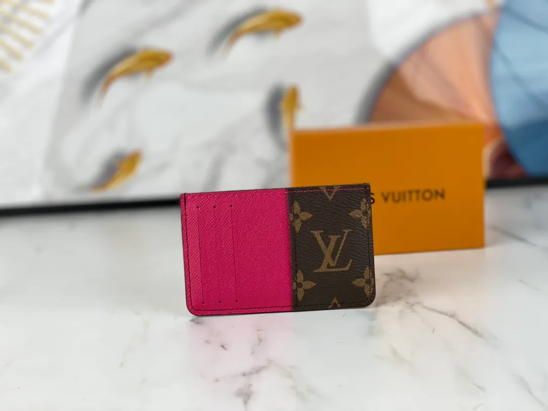 💰90💰M60166👏👏The Neo card holder made of Monogram Macassar canvas is the first choice for carrying important cards. Cowhide leather trim makes the classic Louis Vuitton pattern even more eye-catching. Dimensions: 11.0 x 7.0 x 0.6 cm
