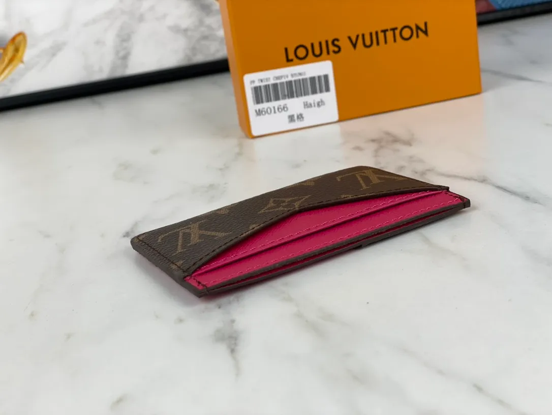 💰90💰M60166👏👏The Neo card holder made of Monogram Macassar canvas is the first choice for carrying important cards. Cowhide leather trim makes the classic Louis Vuitton pattern even more eye-catching. Dimensions: 11.0 x 7.0 x 0.6 cm