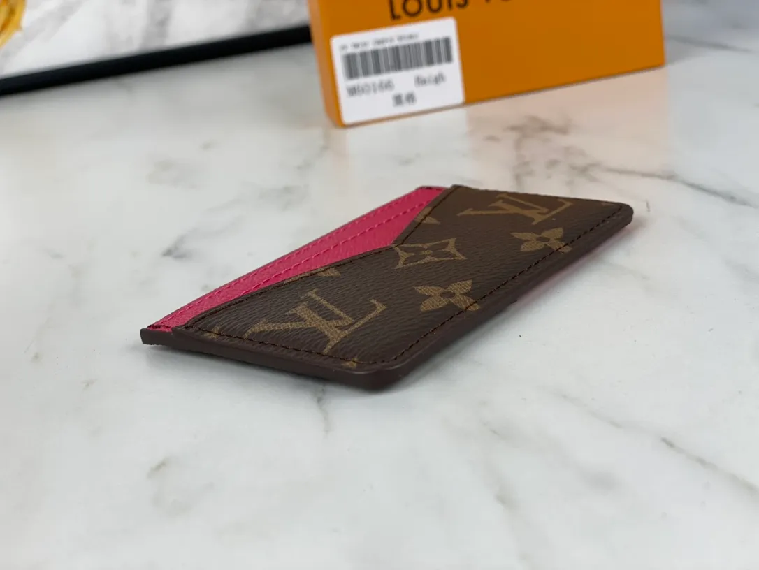 💰90💰M60166👏👏The Neo card holder made of Monogram Macassar canvas is the first choice for carrying important cards. Cowhide leather trim makes the classic Louis Vuitton pattern even more eye-catching. Dimensions: 11.0 x 7.0 x 0.6 cm