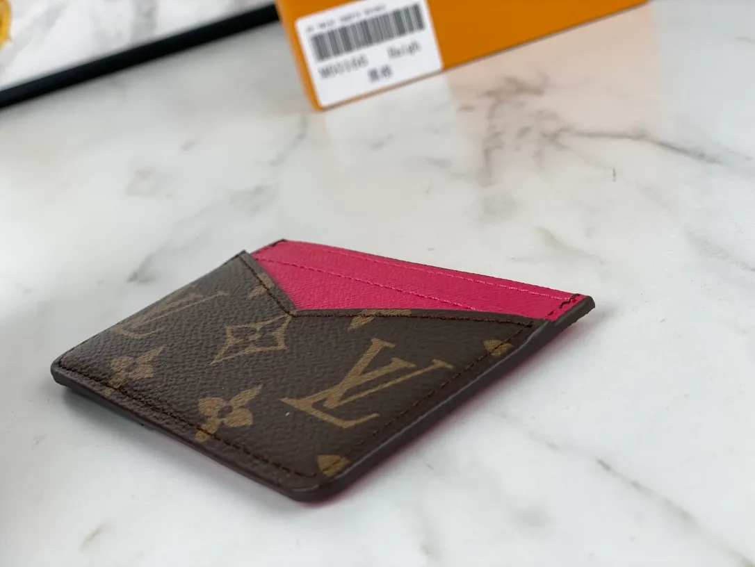 💰90💰M60166👏👏The Neo card holder made of Monogram Macassar canvas is the first choice for carrying important cards. Cowhide leather trim makes the classic Louis Vuitton pattern even more eye-catching. Dimensions: 11.0 x 7.0 x 0.6 cm