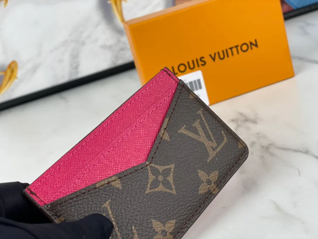 💰90💰M60166👏👏The Neo card holder made of Monogram Macassar canvas is the first choice for carrying important cards. Cowhide leather trim makes the classic Louis Vuitton pattern even more eye-catching. Dimensions: 11.0 x 7.0 x 0.6 cm