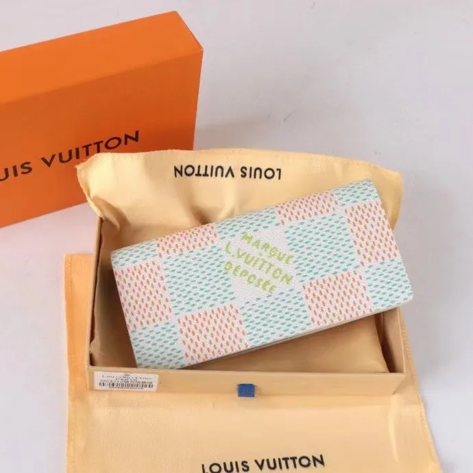 P140💰Model: 63212 Checkered Sky Blue New 2024 Spring and Summer The latest model of this pocket wallet combines the elegance of Damier Graphite canvas with the delicate texture of Epi leather, with stripes emblazoned with the Louis Vuitton logo. The elegant design can accommodate credit cards, banknotes and receipts, making it suitable for daily carrying or gift giving. Epi leather and Damier Graphite coated sail. Textile cowhide trimmed cowhide lining, card compartment, inner pocket, outer patch pocket. This product is produced in one of France, Spain, Italy and the United States; long clip size 11×19×2cm 62665 63212.