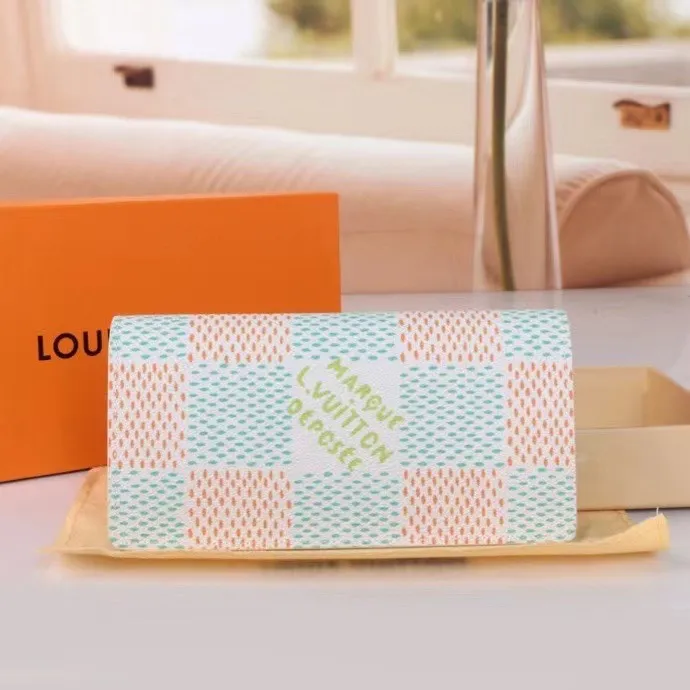 P140💰Model: 63212 Checkered Sky Blue New 2024 Spring and Summer The latest model of this pocket wallet combines the elegance of Damier Graphite canvas with the delicate texture of Epi leather, with stripes emblazoned with the Louis Vuitton logo. The elegant design can accommodate credit cards, banknotes and receipts, making it suitable for daily carrying or gift giving. Epi leather and Damier Graphite coated sail. Textile cowhide trimmed cowhide lining, card compartment, inner pocket, outer patch pocket. This product is produced in one of France, Spain, Italy and the United States; long clip size 11×19×2cm 62665 63212.