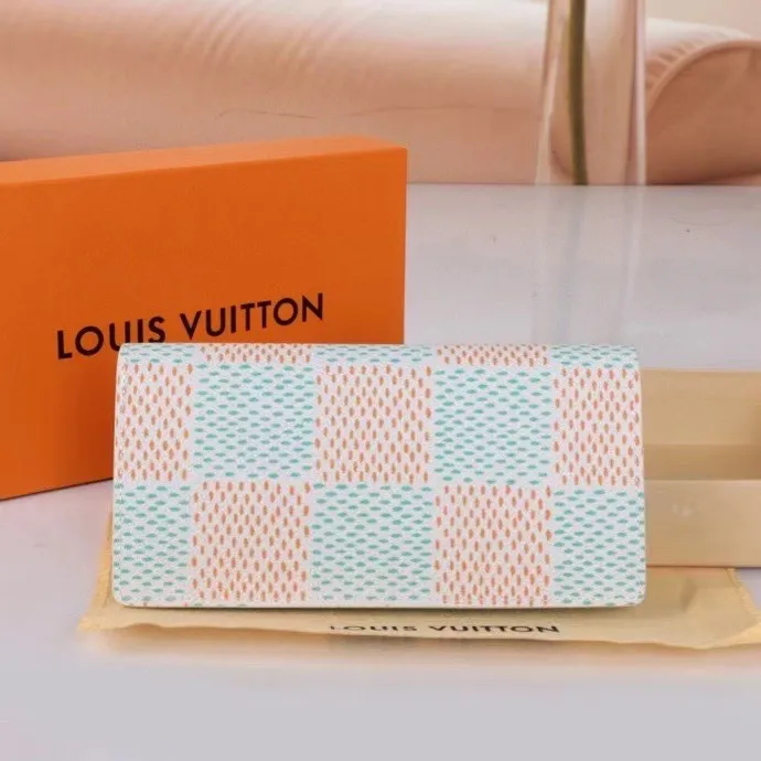 P140💰Model: 63212 Checkered Sky Blue New 2024 Spring and Summer The latest model of this pocket wallet combines the elegance of Damier Graphite canvas with the delicate texture of Epi leather, with stripes emblazoned with the Louis Vuitton logo. The elegant design can accommodate credit cards, banknotes and receipts, making it suitable for daily carrying or gift giving. Epi leather and Damier Graphite coated sail. Textile cowhide trimmed cowhide lining, card compartment, inner pocket, outer patch pocket. This product is produced in one of France, Spain, Italy and the United States; long clip size 11×19×2cm 62665 63212.