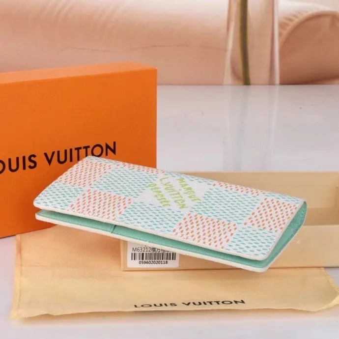 P140💰Model: 63212 Checkered Sky Blue New 2024 Spring and Summer The latest model of this pocket wallet combines the elegance of Damier Graphite canvas with the delicate texture of Epi leather, with stripes emblazoned with the Louis Vuitton logo. The elegant design can accommodate credit cards, banknotes and receipts, making it suitable for daily carrying or gift giving. Epi leather and Damier Graphite coated sail. Textile cowhide trimmed cowhide lining, card compartment, inner pocket, outer patch pocket. This product is produced in one of France, Spain, Italy and the United States; long clip size 11×19×2cm 62665 63212.