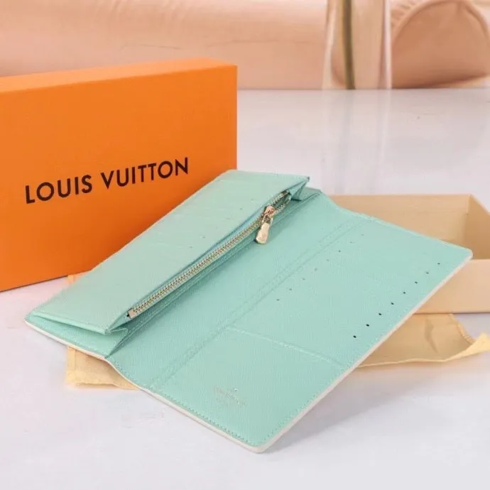 P140💰Model: 63212 Checkered Sky Blue New 2024 Spring and Summer The latest model of this pocket wallet combines the elegance of Damier Graphite canvas with the delicate texture of Epi leather, with stripes emblazoned with the Louis Vuitton logo. The elegant design can accommodate credit cards, banknotes and receipts, making it suitable for daily carrying or gift giving. Epi leather and Damier Graphite coated sail. Textile cowhide trimmed cowhide lining, card compartment, inner pocket, outer patch pocket. This product is produced in one of France, Spain, Italy and the United States; long clip size 11×19×2cm 62665 63212.