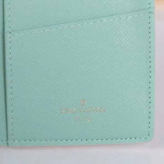 P140💰Model: 63212 Checkered Sky Blue New 2024 Spring and Summer The latest model of this pocket wallet combines the elegance of Damier Graphite canvas with the delicate texture of Epi leather, with stripes emblazoned with the Louis Vuitton logo. The elegant design can accommodate credit cards, banknotes and receipts, making it suitable for daily carrying or gift giving. Epi leather and Damier Graphite coated sail. Textile cowhide trimmed cowhide lining, card compartment, inner pocket, outer patch pocket. This product is produced in one of France, Spain, Italy and the United States; long clip size 11×19×2cm 62665 63212.