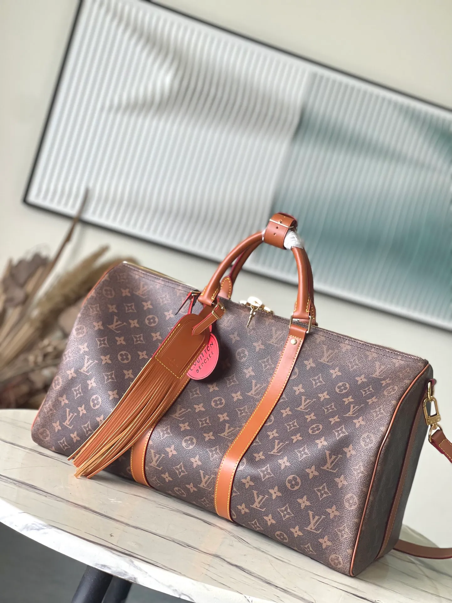 💰1180 Top Original Order M11541 This Keepal Bandouliere50 travel bag is from the 2024 autumn and winter fashion show. It is made of Monogram Dust coated canvas with distressed cow leather and metal parts, showing Pharrell Wiliams' respect for the brand's history. Marque L.Vuitton Deposee accents and fringed leather branding complete the sophisticated details. Dimensions: 50 × 29 × 23 cm