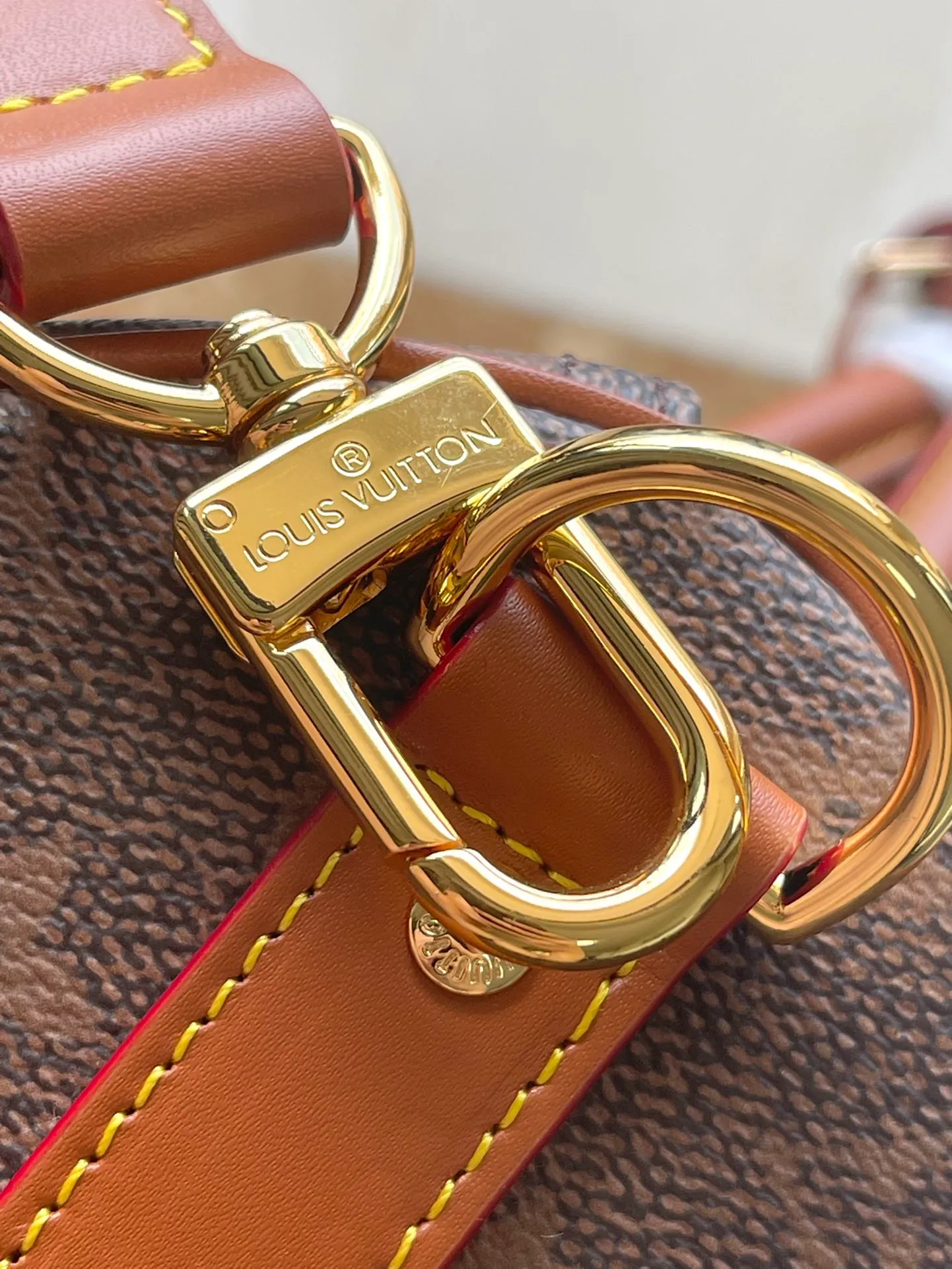 💰1180 Top Original Order M11541 This Keepal Bandouliere50 travel bag is from the 2024 autumn and winter fashion show. It is made of Monogram Dust coated canvas with distressed cow leather and metal parts, showing Pharrell Wiliams' respect for the brand's history. Marque L.Vuitton Deposee accents and fringed leather branding complete the sophisticated details. Dimensions: 50 × 29 × 23 cm