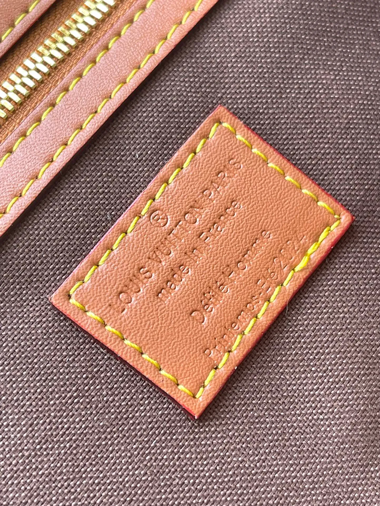 💰1180 Top Original Order M11541 This Keepal Bandouliere50 travel bag is from the 2024 autumn and winter fashion show. It is made of Monogram Dust coated canvas with distressed cow leather and metal parts, showing Pharrell Wiliams' respect for the brand's history. Marque L.Vuitton Deposee accents and fringed leather branding complete the sophisticated details. Dimensions: 50 × 29 × 23 cm