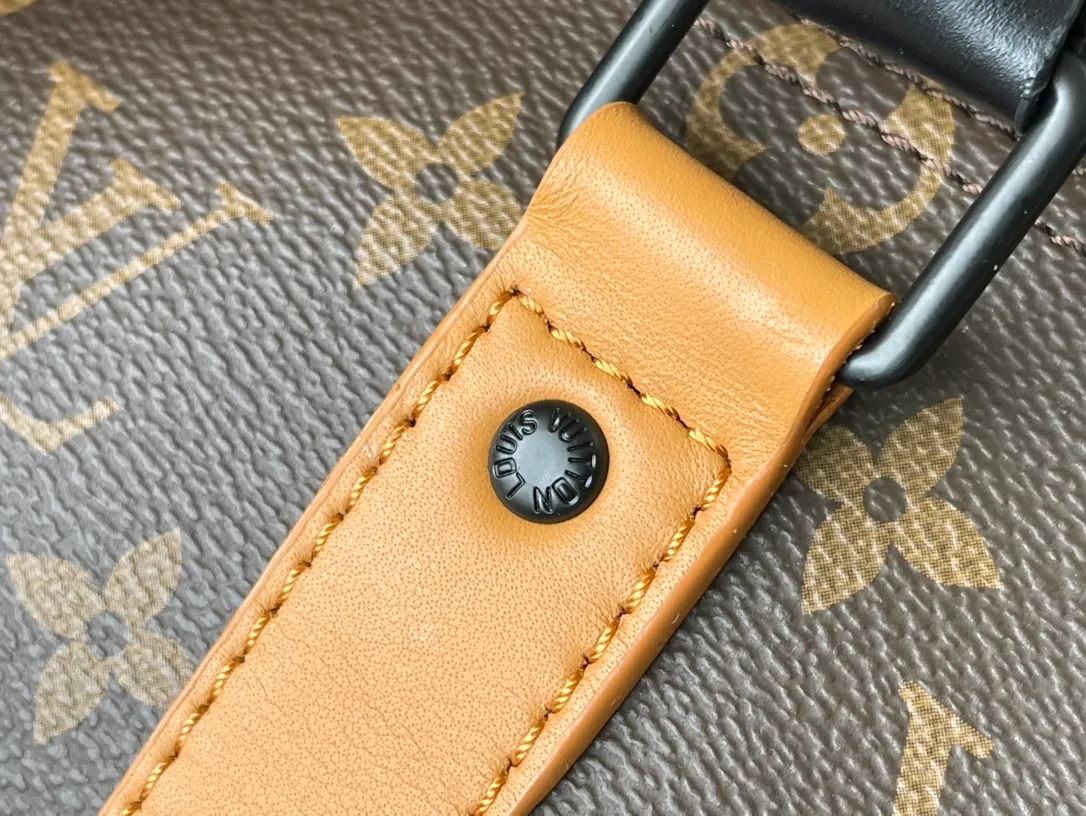💰900 Top Original Order M46687 Yellow Leather with Presbyopia Men's Bag Pillow Bag Series Keepall Handbag This handbag condenses the classic silhouette of the Keepall travel bag. It is made of Monogram embossed Taurillon leather. Its compact configuration is suitable for storing small items such as mobile phones and wallets. With its clever use of leather handles and detachable shoulder strap, it's easy to carry with you in trendy style. Detailed Features Dimensions: 25×15×11 cm.