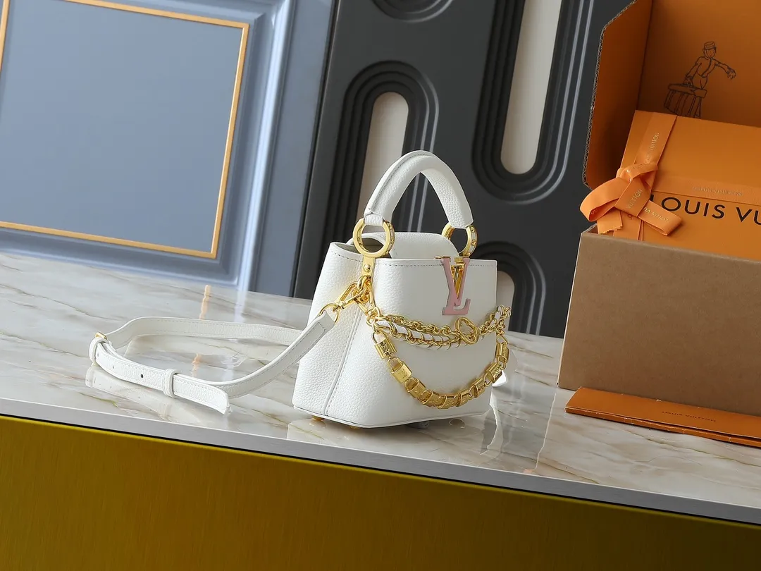 💰400💰Guangzhou goods Upgraded original version M12345 M12346 M12279 M11908 M11906 This Capucines mini handbag is from the Trilogy series. It is made of Taurillon cow leather to create an elegant structure, which can light up the evening look. A sumptuous chain appears with a mini padlock and an enamelled Monogram flower, while the flap opens externally or internally to an interior compartment with a card patch pocket. Dimensions: 21.0 x 13.6 x 8.0 cm (length x height x width)