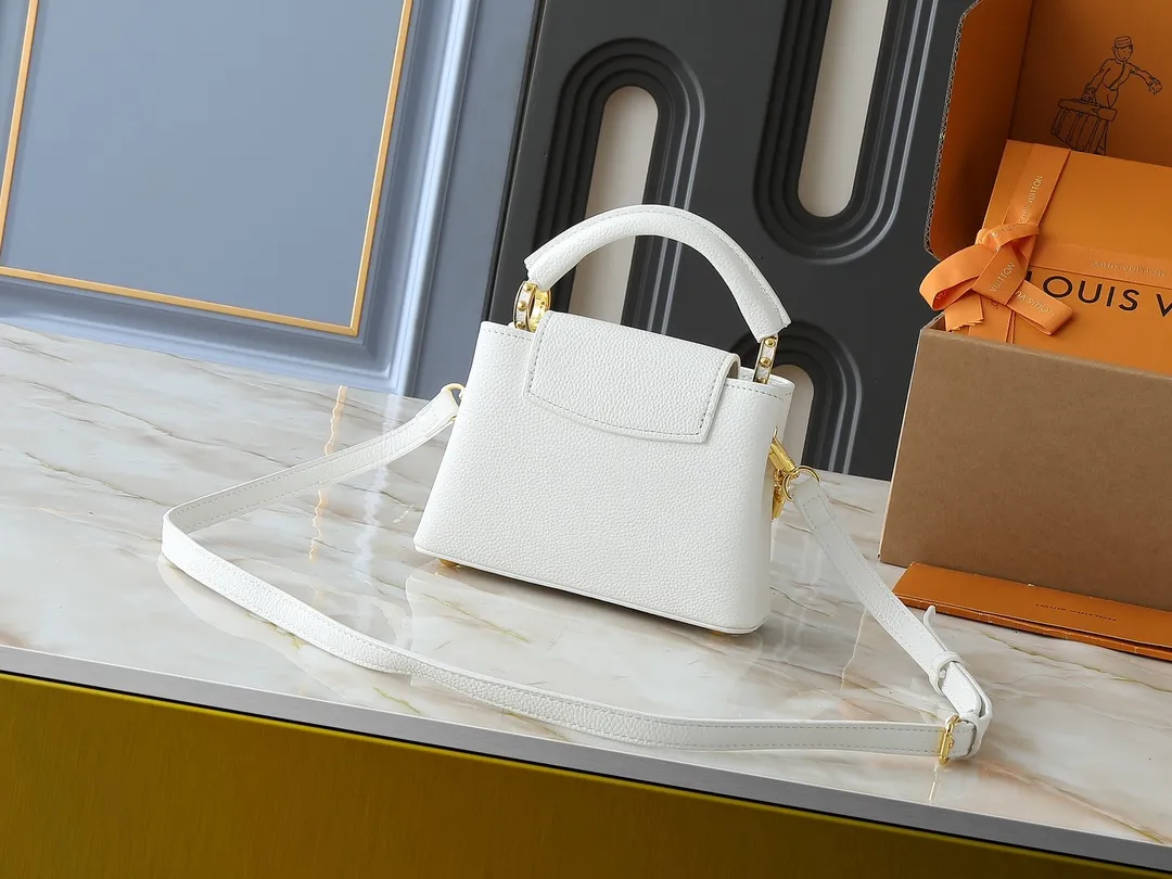 💰400💰Guangzhou goods Upgraded original version M12345 M12346 M12279 M11908 M11906 This Capucines mini handbag is from the Trilogy series. It is made of Taurillon cow leather to create an elegant structure, which can light up the evening look. A sumptuous chain appears with a mini padlock and an enamelled Monogram flower, while the flap opens externally or internally to an interior compartment with a card patch pocket. Dimensions: 21.0 x 13.6 x 8.0 cm (length x height x width)