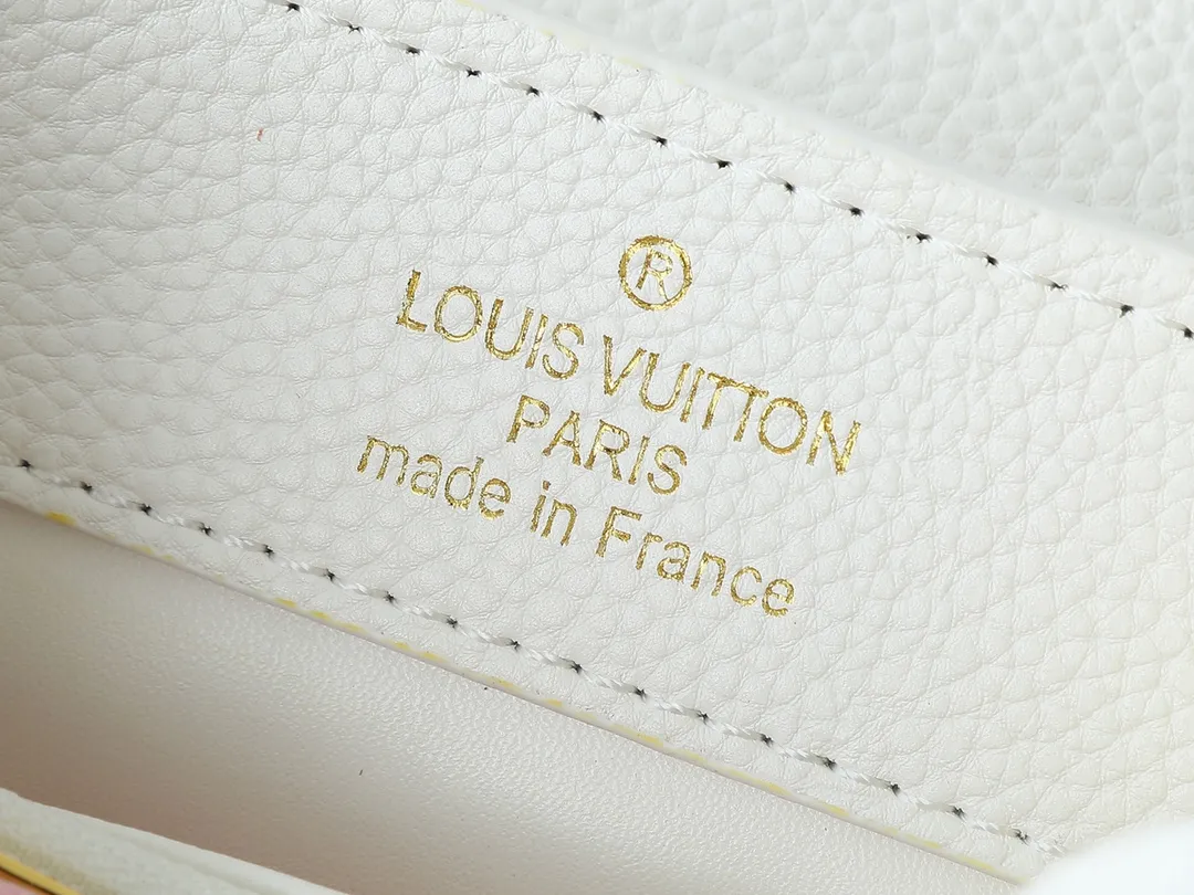 💰400💰Guangzhou goods Upgraded original version M12345 M12346 M12279 M11908 M11906 This Capucines mini handbag is from the Trilogy series. It is made of Taurillon cow leather to create an elegant structure, which can light up the evening look. A sumptuous chain appears with a mini padlock and an enamelled Monogram flower, while the flap opens externally or internally to an interior compartment with a card patch pocket. Dimensions: 21.0 x 13.6 x 8.0 cm (length x height x width)