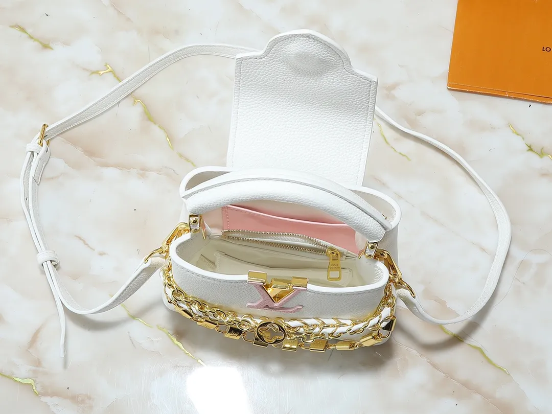 💰400💰Guangzhou goods Upgraded original version M12345 M12346 M12279 M11908 M11906 This Capucines mini handbag is from the Trilogy series. It is made of Taurillon cow leather to create an elegant structure, which can light up the evening look. A sumptuous chain appears with a mini padlock and an enamelled Monogram flower, while the flap opens externally or internally to an interior compartment with a card patch pocket. Dimensions: 21.0 x 13.6 x 8.0 cm (length x height x width)