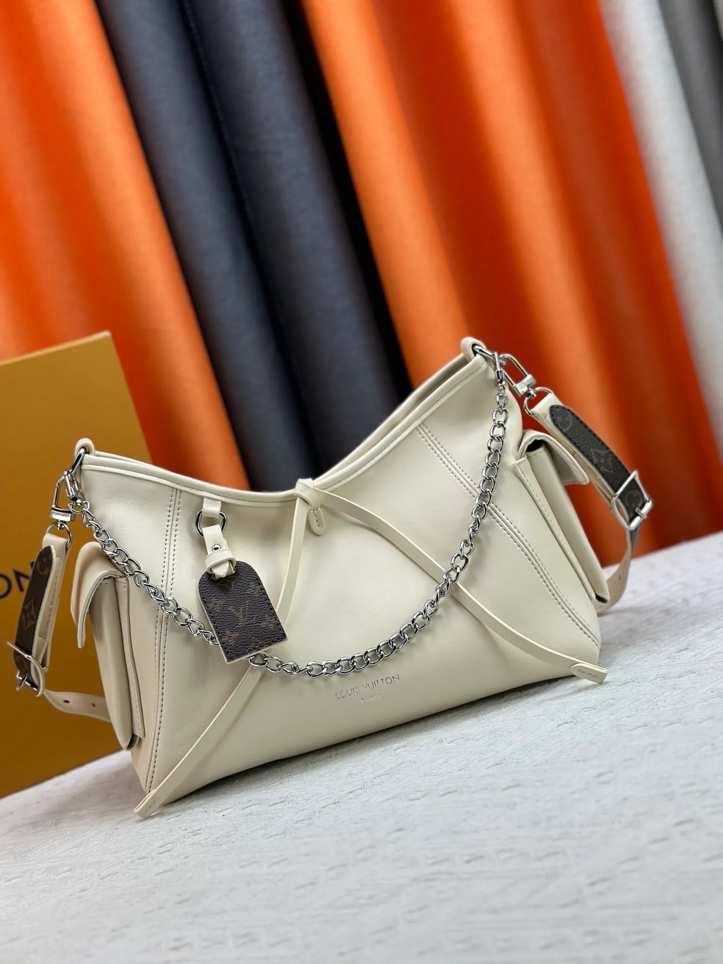 P260 upgrades the original M24861 M25143 M46203 M46197 CarryAll medium handbag, with Monogram canvas and leather trim to create a body-fitting design. There's a zipped pocket inside the ample space, and a detachable zipped clutch adds a functional element, with a buckle-adjustable handle. Large size: 39 x 30 x 15 cm Small size: 29 x 24 x 12 cm,