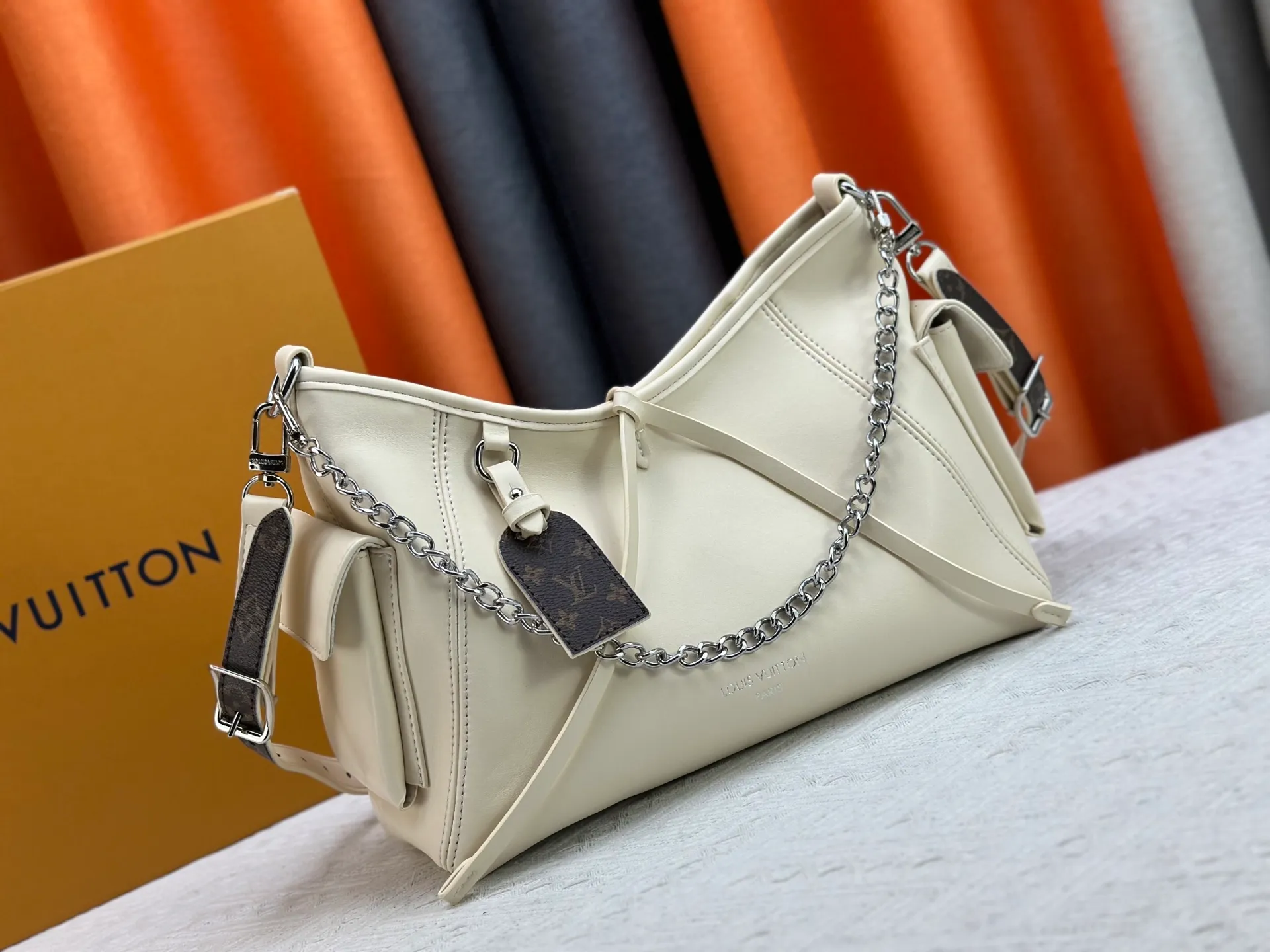 P260 upgrades the original M24861 M25143 M46203 M46197 CarryAll medium handbag, with Monogram canvas and leather trim to create a body-fitting design. There's a zipped pocket inside the ample space, and a detachable zipped clutch adds a functional element, with a buckle-adjustable handle. Large size: 39 x 30 x 15 cm Small size: 29 x 24 x 12 cm,