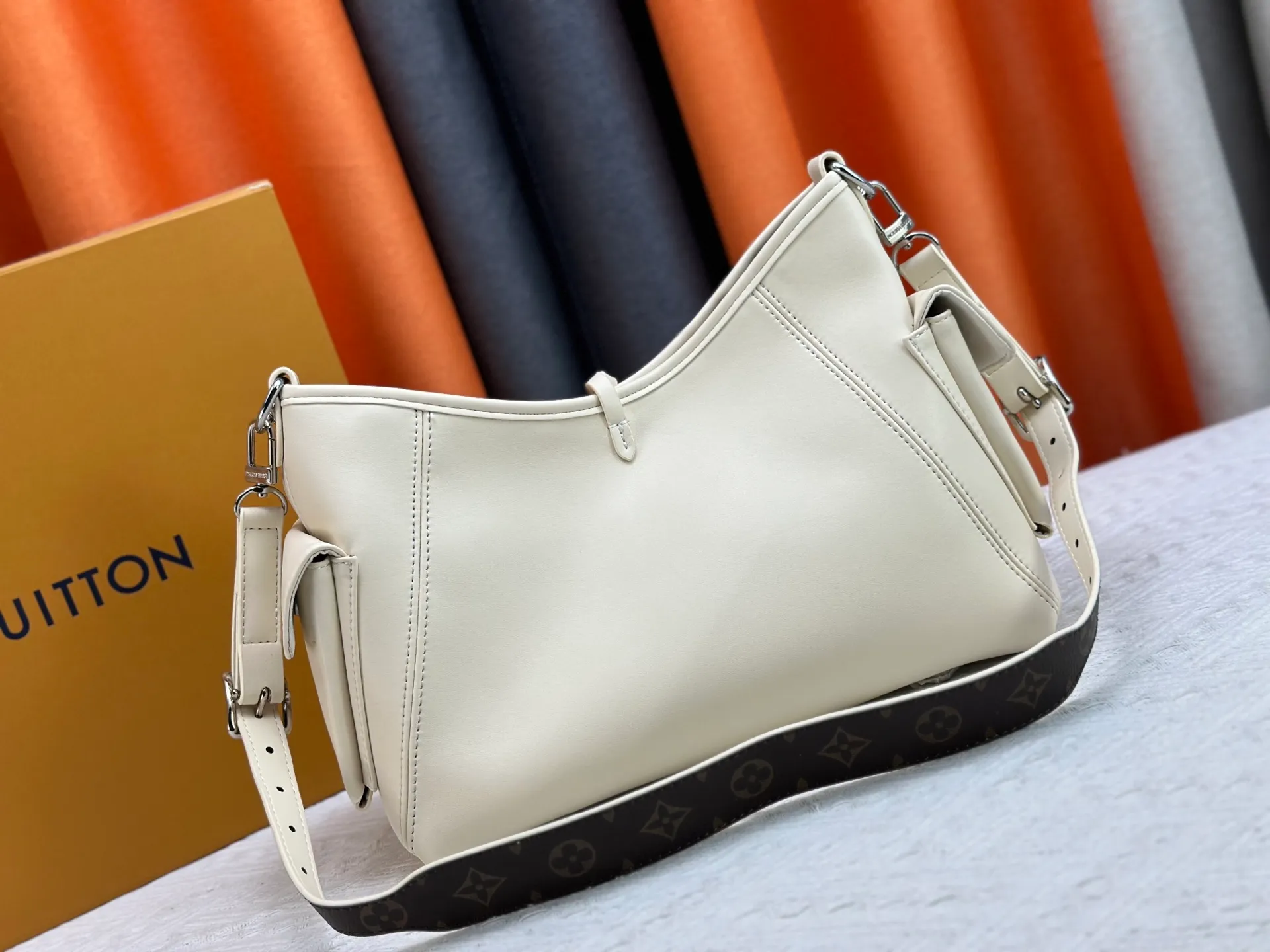 P260 upgrades the original M24861 M25143 M46203 M46197 CarryAll medium handbag, with Monogram canvas and leather trim to create a body-fitting design. There's a zipped pocket inside the ample space, and a detachable zipped clutch adds a functional element, with a buckle-adjustable handle. Large size: 39 x 30 x 15 cm Small size: 29 x 24 x 12 cm,