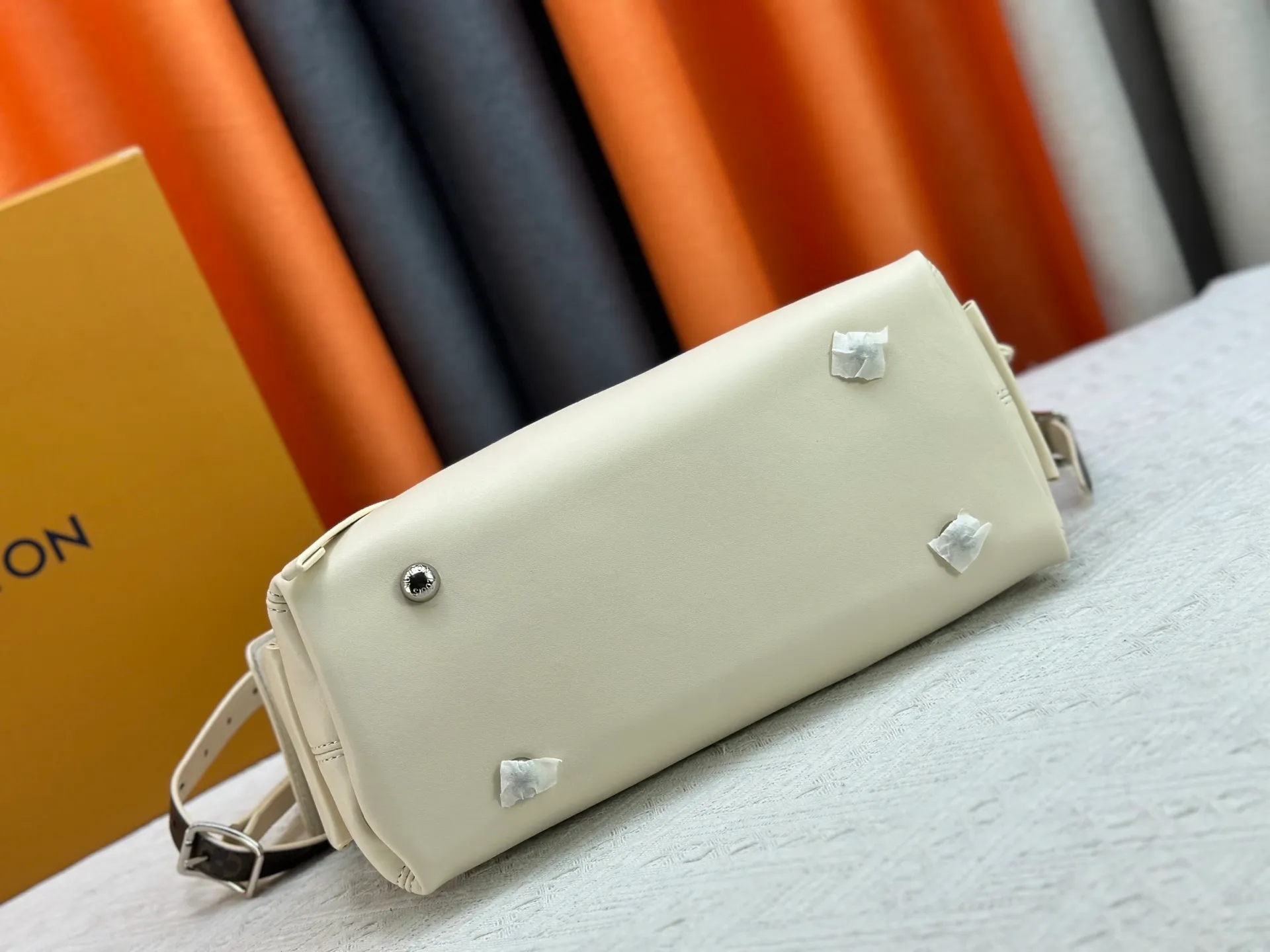 P260 upgrades the original M24861 M25143 M46203 M46197 CarryAll medium handbag, with Monogram canvas and leather trim to create a body-fitting design. There's a zipped pocket inside the ample space, and a detachable zipped clutch adds a functional element, with a buckle-adjustable handle. Large size: 39 x 30 x 15 cm Small size: 29 x 24 x 12 cm,