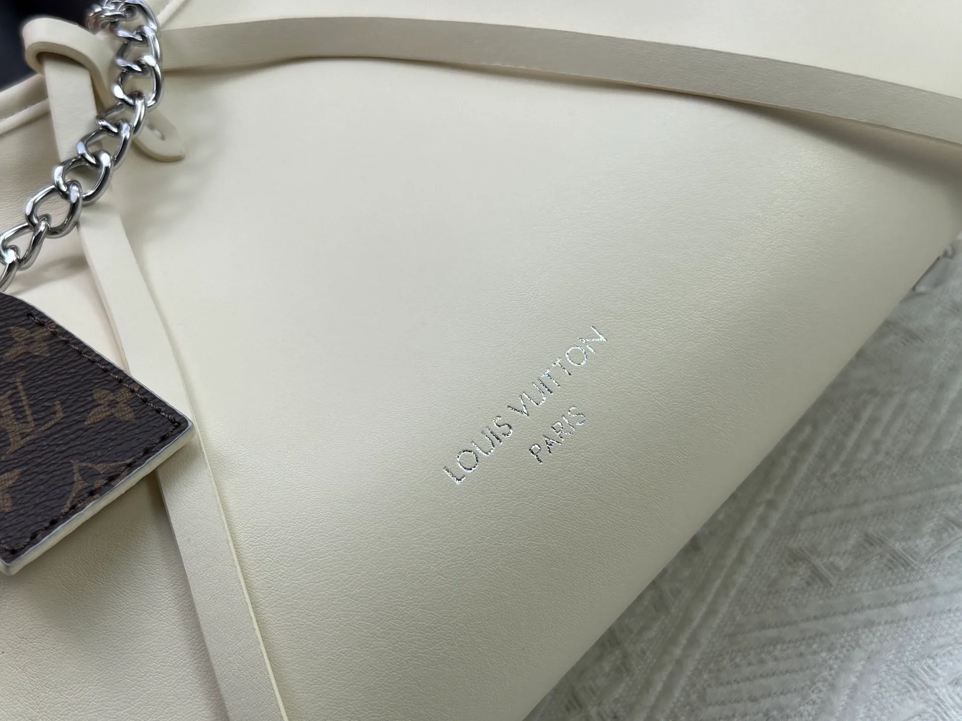 P260 upgrades the original M24861 M25143 M46203 M46197 CarryAll medium handbag, with Monogram canvas and leather trim to create a body-fitting design. There's a zipped pocket inside the ample space, and a detachable zipped clutch adds a functional element, with a buckle-adjustable handle. Large size: 39 x 30 x 15 cm Small size: 29 x 24 x 12 cm,
