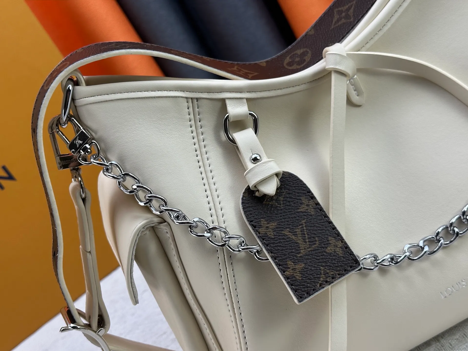 P260 upgrades the original M24861 M25143 M46203 M46197 CarryAll medium handbag, with Monogram canvas and leather trim to create a body-fitting design. There's a zipped pocket inside the ample space, and a detachable zipped clutch adds a functional element, with a buckle-adjustable handle. Large size: 39 x 30 x 15 cm Small size: 29 x 24 x 12 cm,