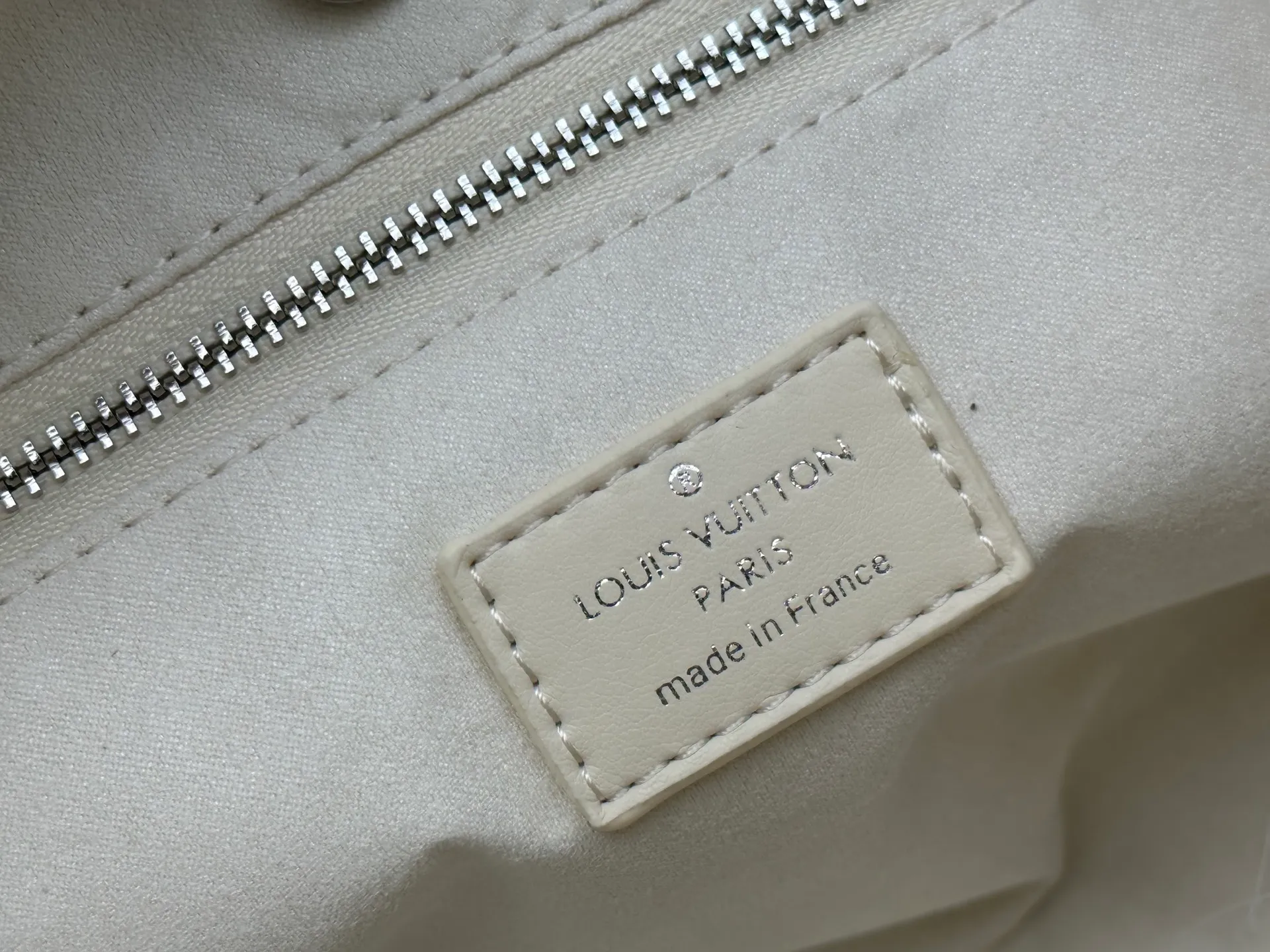 P260 upgrades the original M24861 M25143 M46203 M46197 CarryAll medium handbag, with Monogram canvas and leather trim to create a body-fitting design. There's a zipped pocket inside the ample space, and a detachable zipped clutch adds a functional element, with a buckle-adjustable handle. Large size: 39 x 30 x 15 cm Small size: 29 x 24 x 12 cm,