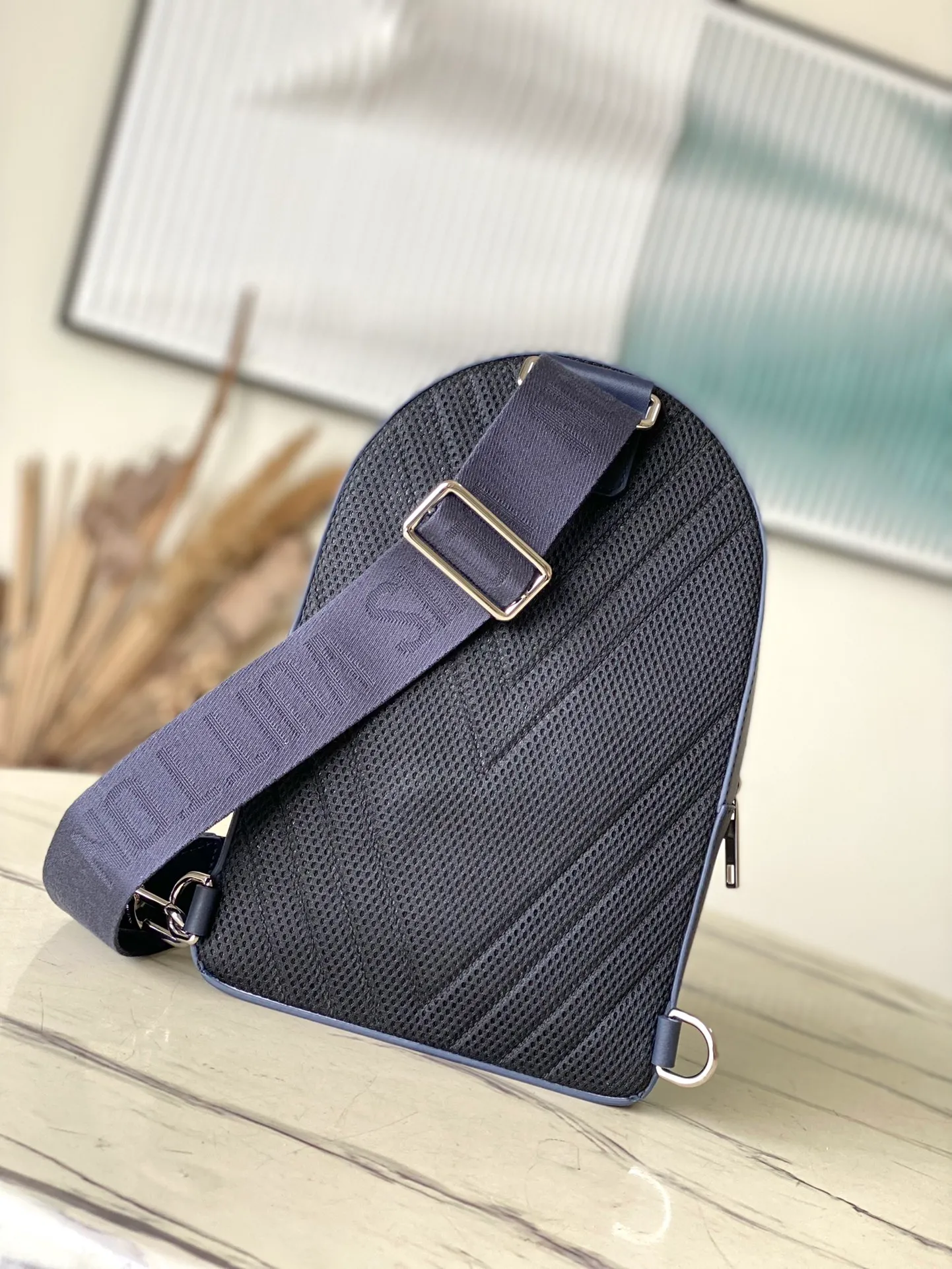 💰1020 (First-Grade Leather) Top Original M11601 Blue This Pilot jm shoulder bag refers to the design of the popular Takeoff backpack, with a rounded shape, front flap and the iconic design of the LV Aerogram series. The magnetic closure ensures secure storage and access, and the adjustable shoulder strap can be attached to the left or right side of the bag. Dimensions: 20.0 x 30.0 x 4.0 cm