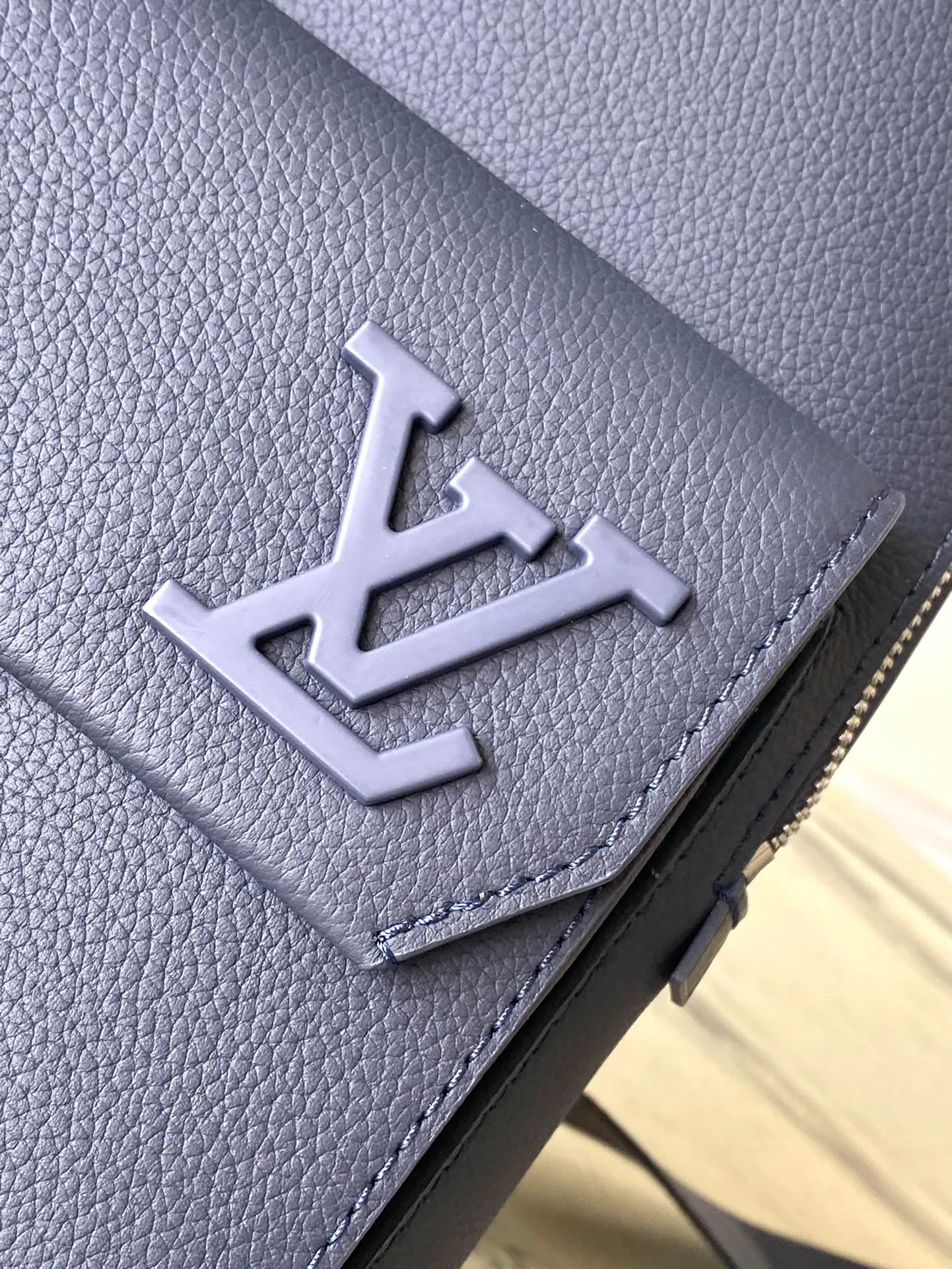 💰1020 (First-Grade Leather) Top Original M11601 Blue This Pilot jm shoulder bag refers to the design of the popular Takeoff backpack, with a rounded shape, front flap and the iconic design of the LV Aerogram series. The magnetic closure ensures secure storage and access, and the adjustable shoulder strap can be attached to the left or right side of the bag. Dimensions: 20.0 x 30.0 x 4.0 cm