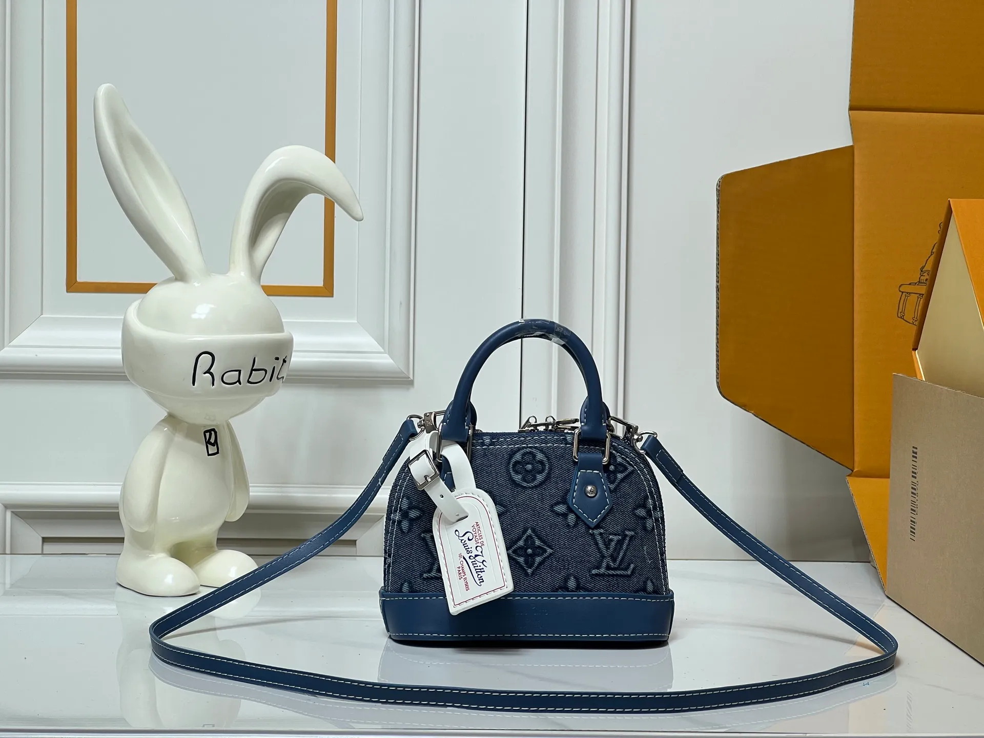 Batch 280💰Upgraded original embossed denim [Alma Nano shell handbag] M82717 mini shell bag series New launch Nano Alma handbag Reproduce the nano Alma of the symbolic Alma bag with a miniature version. Louis Vuitton's signature Monogram canvas material harmonizes with the natural leather upholstery. Expertly crafted items that combine traditional charm with modern functionality. Opening the double zippers reveals an interior design with surprisingly ample storage space. With two leather handles and an adjustable, removable shoulder strap, it can be styled in a variety of ways.  Dimensions: 18 x 12 x 8 cm