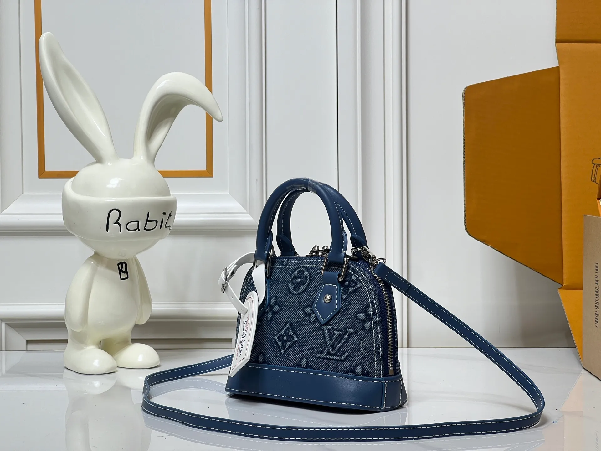 Batch 280💰Upgraded original embossed denim [Alma Nano shell handbag] M82717 mini shell bag series New launch Nano Alma handbag Reproduce the nano Alma of the symbolic Alma bag with a miniature version. Louis Vuitton's signature Monogram canvas material harmonizes with the natural leather upholstery. Expertly crafted items that combine traditional charm with modern functionality. Opening the double zippers reveals an interior design with surprisingly ample storage space. With two leather handles and an adjustable, removable shoulder strap, it can be styled in a variety of ways.  Dimensions: 18 x 12 x 8 cm