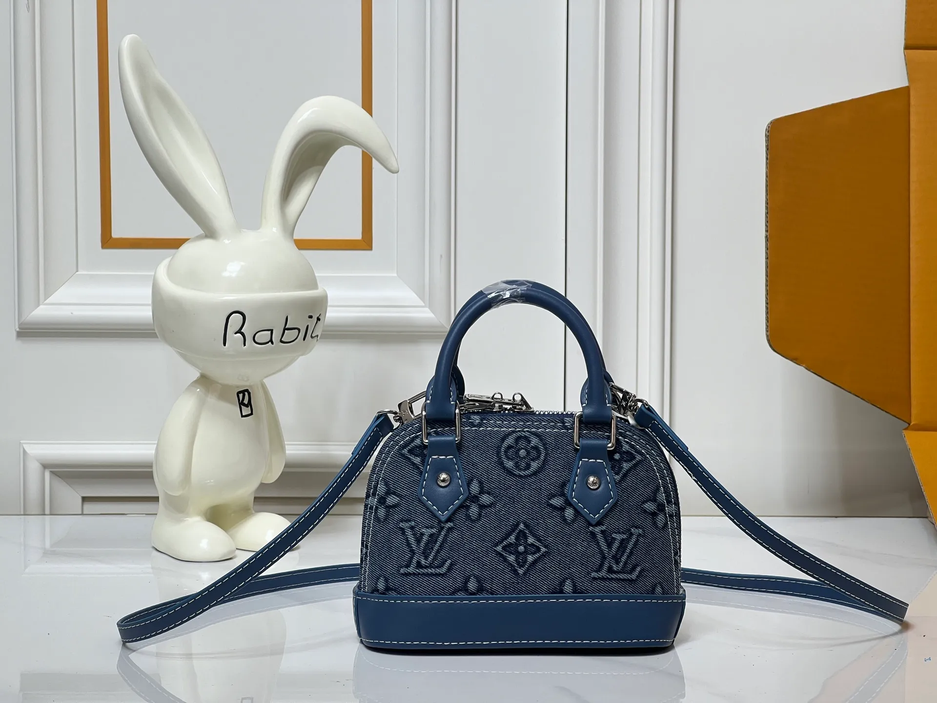 Batch 280💰Upgraded original embossed denim [Alma Nano shell handbag] M82717 mini shell bag series New launch Nano Alma handbag Reproduce the nano Alma of the symbolic Alma bag with a miniature version. Louis Vuitton's signature Monogram canvas material harmonizes with the natural leather upholstery. Expertly crafted items that combine traditional charm with modern functionality. Opening the double zippers reveals an interior design with surprisingly ample storage space. With two leather handles and an adjustable, removable shoulder strap, it can be styled in a variety of ways.  Dimensions: 18 x 12 x 8 cm