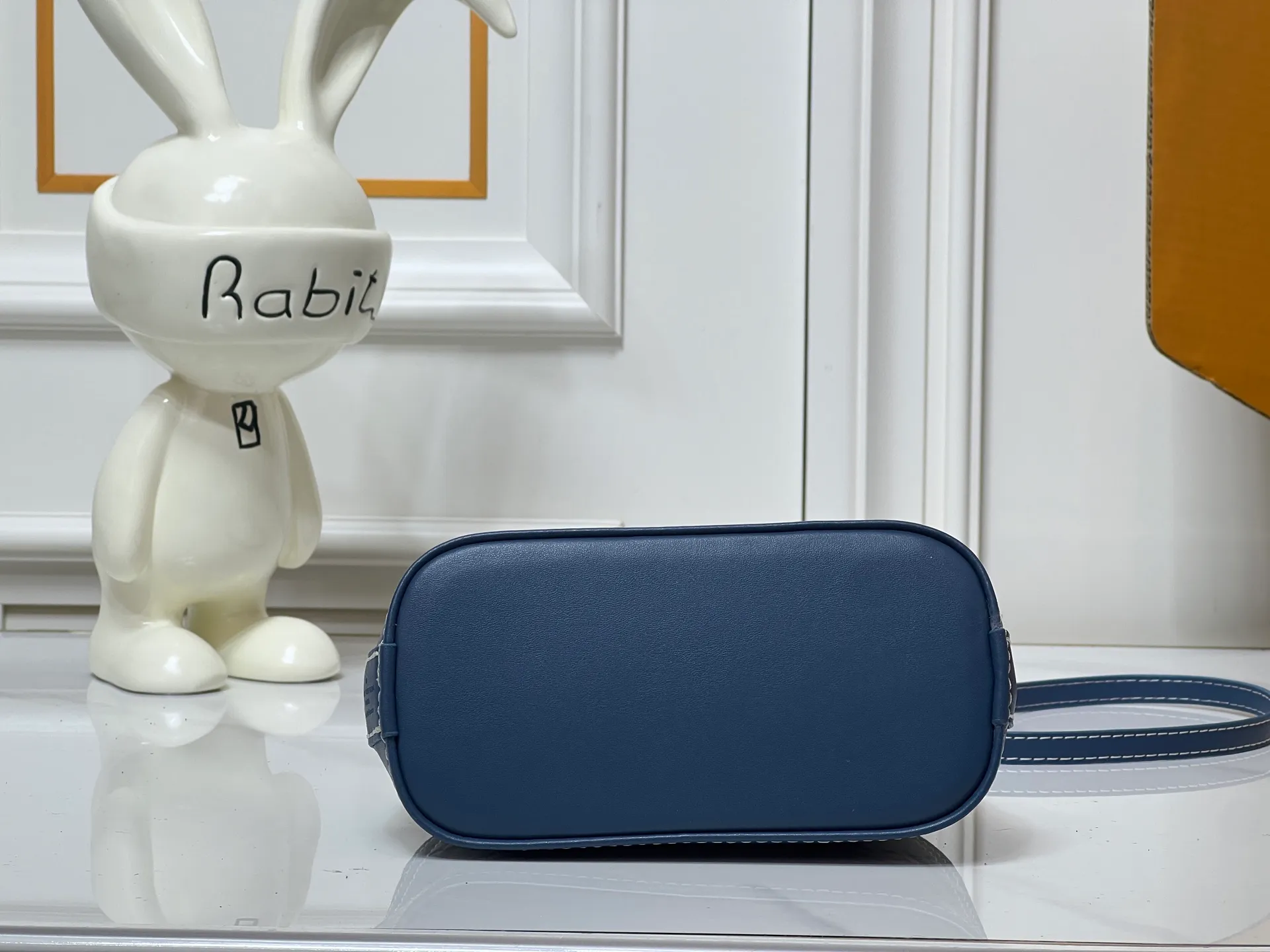 Batch 280💰Upgraded original embossed denim [Alma Nano shell handbag] M82717 mini shell bag series New launch Nano Alma handbag Reproduce the nano Alma of the symbolic Alma bag with a miniature version. Louis Vuitton's signature Monogram canvas material harmonizes with the natural leather upholstery. Expertly crafted items that combine traditional charm with modern functionality. Opening the double zippers reveals an interior design with surprisingly ample storage space. With two leather handles and an adjustable, removable shoulder strap, it can be styled in a variety of ways.  Dimensions: 18 x 12 x 8 cm