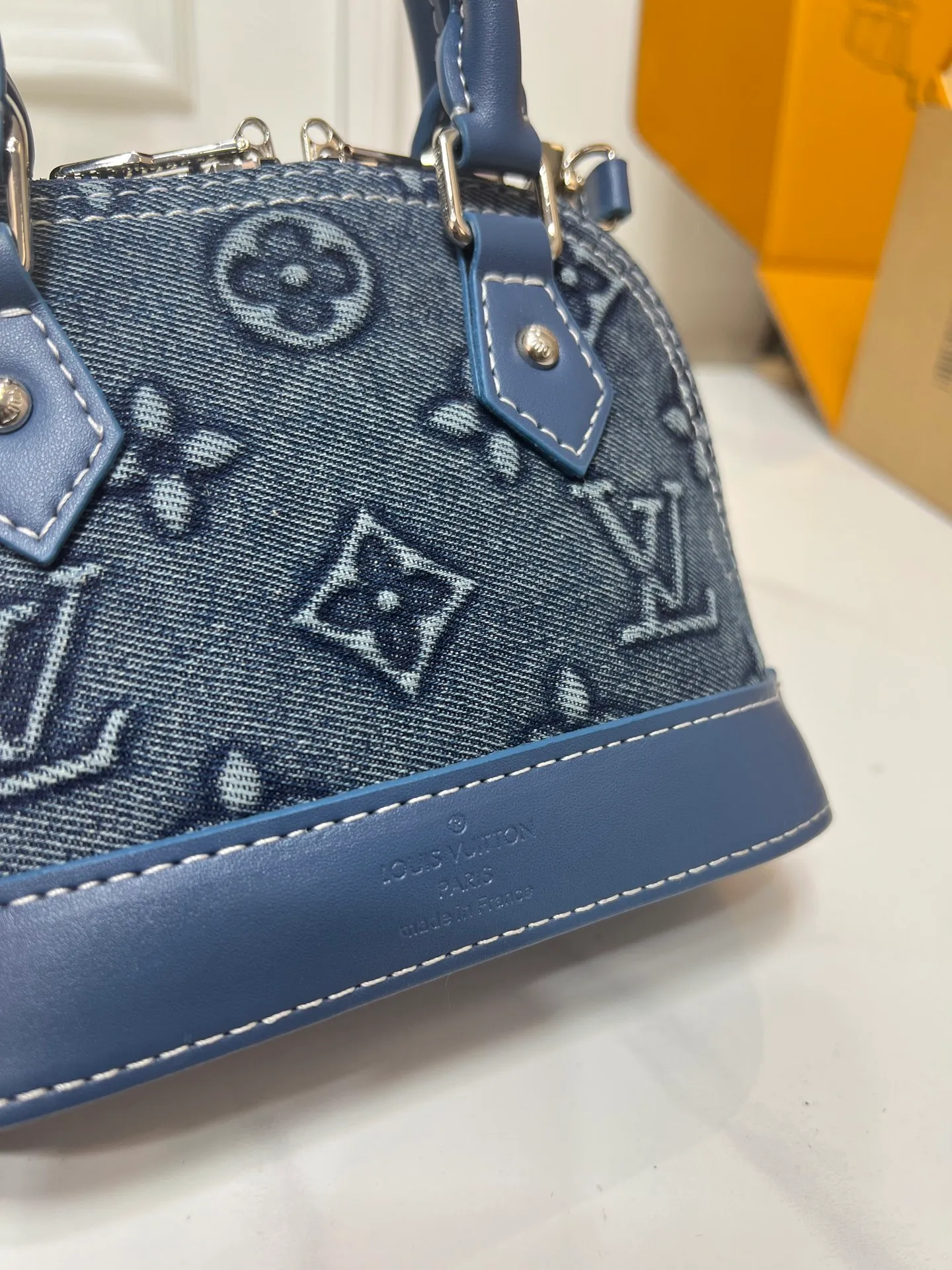 Batch 280💰Upgraded original embossed denim [Alma Nano shell handbag] M82717 mini shell bag series New launch Nano Alma handbag Reproduce the nano Alma of the symbolic Alma bag with a miniature version. Louis Vuitton's signature Monogram canvas material harmonizes with the natural leather upholstery. Expertly crafted items that combine traditional charm with modern functionality. Opening the double zippers reveals an interior design with surprisingly ample storage space. With two leather handles and an adjustable, removable shoulder strap, it can be styled in a variety of ways.  Dimensions: 18 x 12 x 8 cm