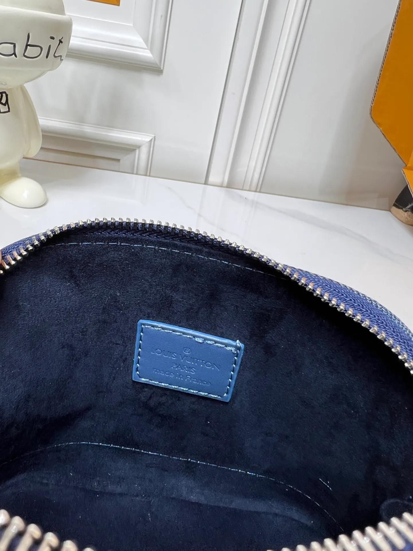 Batch 280💰Upgraded original embossed denim [Alma Nano shell handbag] M82717 mini shell bag series New launch Nano Alma handbag Reproduce the nano Alma of the symbolic Alma bag with a miniature version. Louis Vuitton's signature Monogram canvas material harmonizes with the natural leather upholstery. Expertly crafted items that combine traditional charm with modern functionality. Opening the double zippers reveals an interior design with surprisingly ample storage space. With two leather handles and an adjustable, removable shoulder strap, it can be styled in a variety of ways.  Dimensions: 18 x 12 x 8 cm