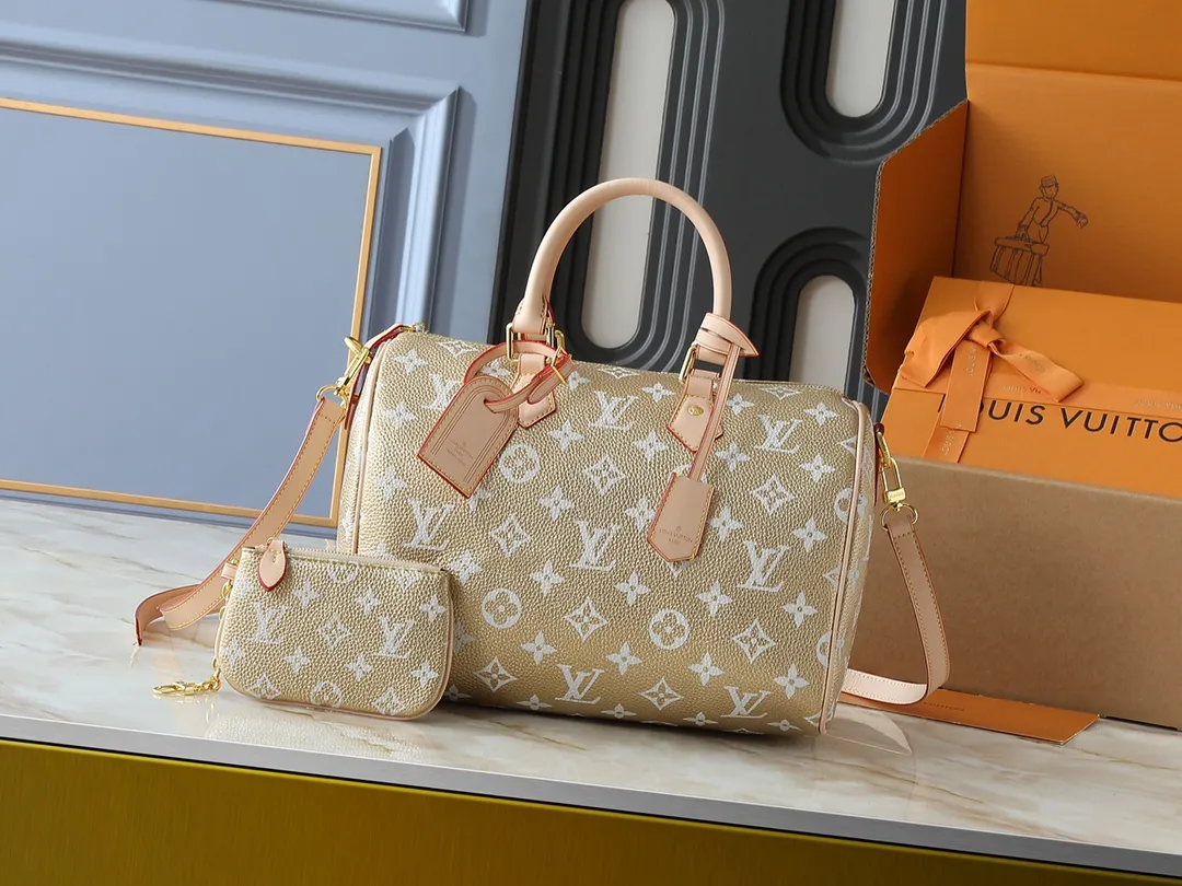 💰300💰Upgraded from the original M40391 M24426 M24425 M24424 M24423 M24443 M. This Speedy Bandoulière 30 Monogram Leather handbag is made of soft cow leather and uses the Monogram pattern to reproduce the elegant look and feel of the canvas print. Dazzling metal hardware, sheepskin lining and nameplate all reflect Creative Director Pharrell Williams' relentless attention to detail. Dimensions: 30x21x17cm (length x height x width)