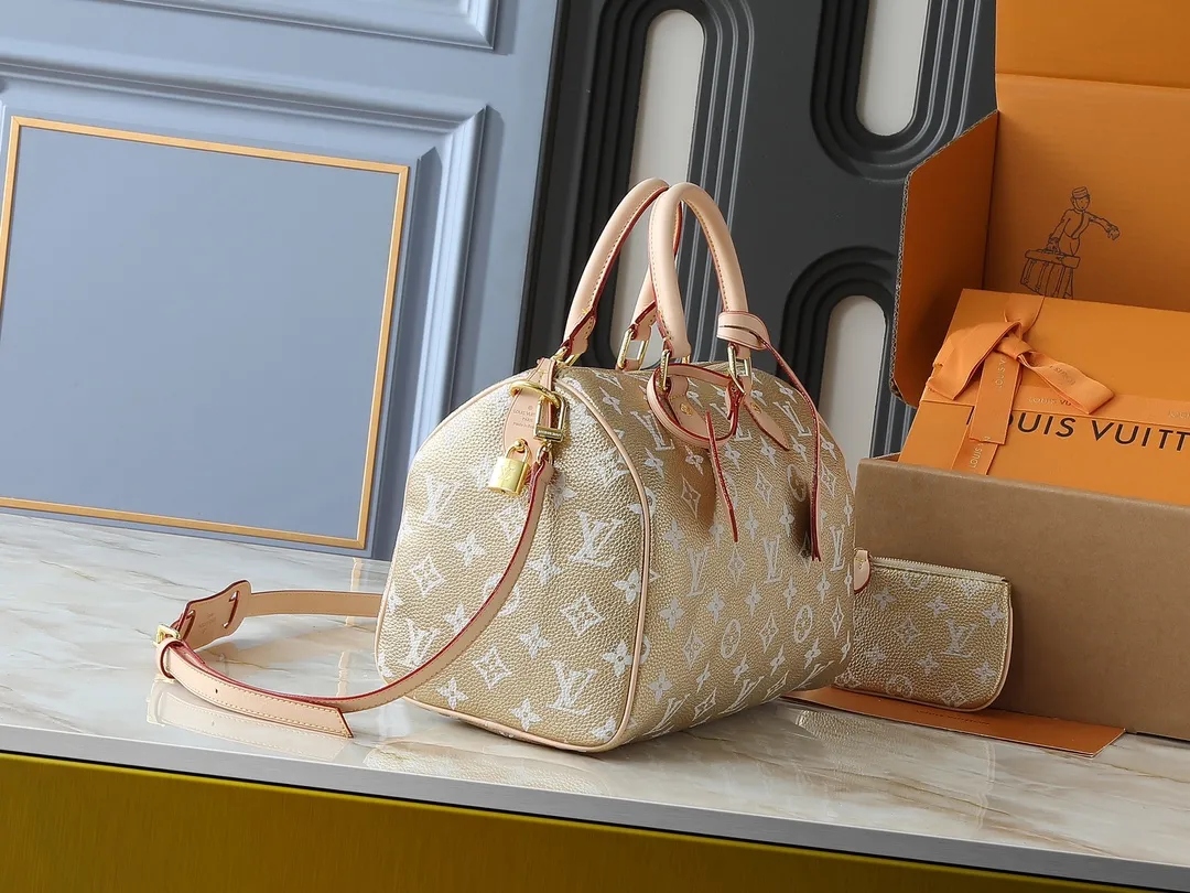 💰300💰Upgraded from the original M40391 M24426 M24425 M24424 M24423 M24443 M. This Speedy Bandoulière 30 Monogram Leather handbag is made of soft cow leather and uses the Monogram pattern to reproduce the elegant look and feel of the canvas print. Dazzling metal hardware, sheepskin lining and nameplate all reflect Creative Director Pharrell Williams' relentless attention to detail. Dimensions: 30x21x17cm (length x height x width)