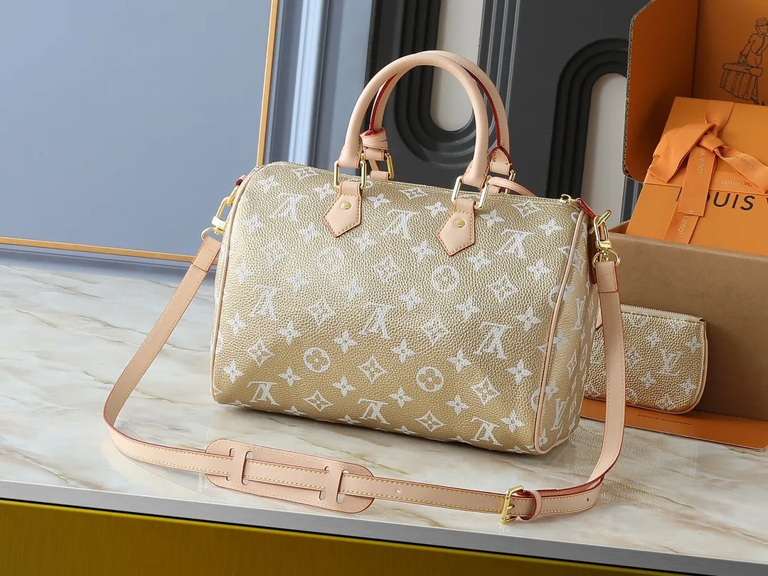 💰300💰Upgraded from the original M40391 M24426 M24425 M24424 M24423 M24443 M. This Speedy Bandoulière 30 Monogram Leather handbag is made of soft cow leather and uses the Monogram pattern to reproduce the elegant look and feel of the canvas print. Dazzling metal hardware, sheepskin lining and nameplate all reflect Creative Director Pharrell Williams' relentless attention to detail. Dimensions: 30x21x17cm (length x height x width)
