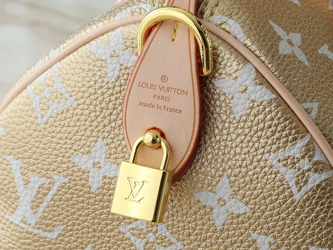 💰300💰Upgraded from the original M40391 M24426 M24425 M24424 M24423 M24443 M. This Speedy Bandoulière 30 Monogram Leather handbag is made of soft cow leather and uses the Monogram pattern to reproduce the elegant look and feel of the canvas print. Dazzling metal hardware, sheepskin lining and nameplate all reflect Creative Director Pharrell Williams' relentless attention to detail. Dimensions: 30x21x17cm (length x height x width)
