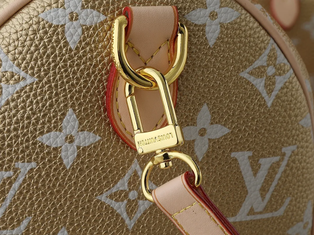 💰300💰Upgraded from the original M40391 M24426 M24425 M24424 M24423 M24443 M. This Speedy Bandoulière 30 Monogram Leather handbag is made of soft cow leather and uses the Monogram pattern to reproduce the elegant look and feel of the canvas print. Dazzling metal hardware, sheepskin lining and nameplate all reflect Creative Director Pharrell Williams' relentless attention to detail. Dimensions: 30x21x17cm (length x height x width)