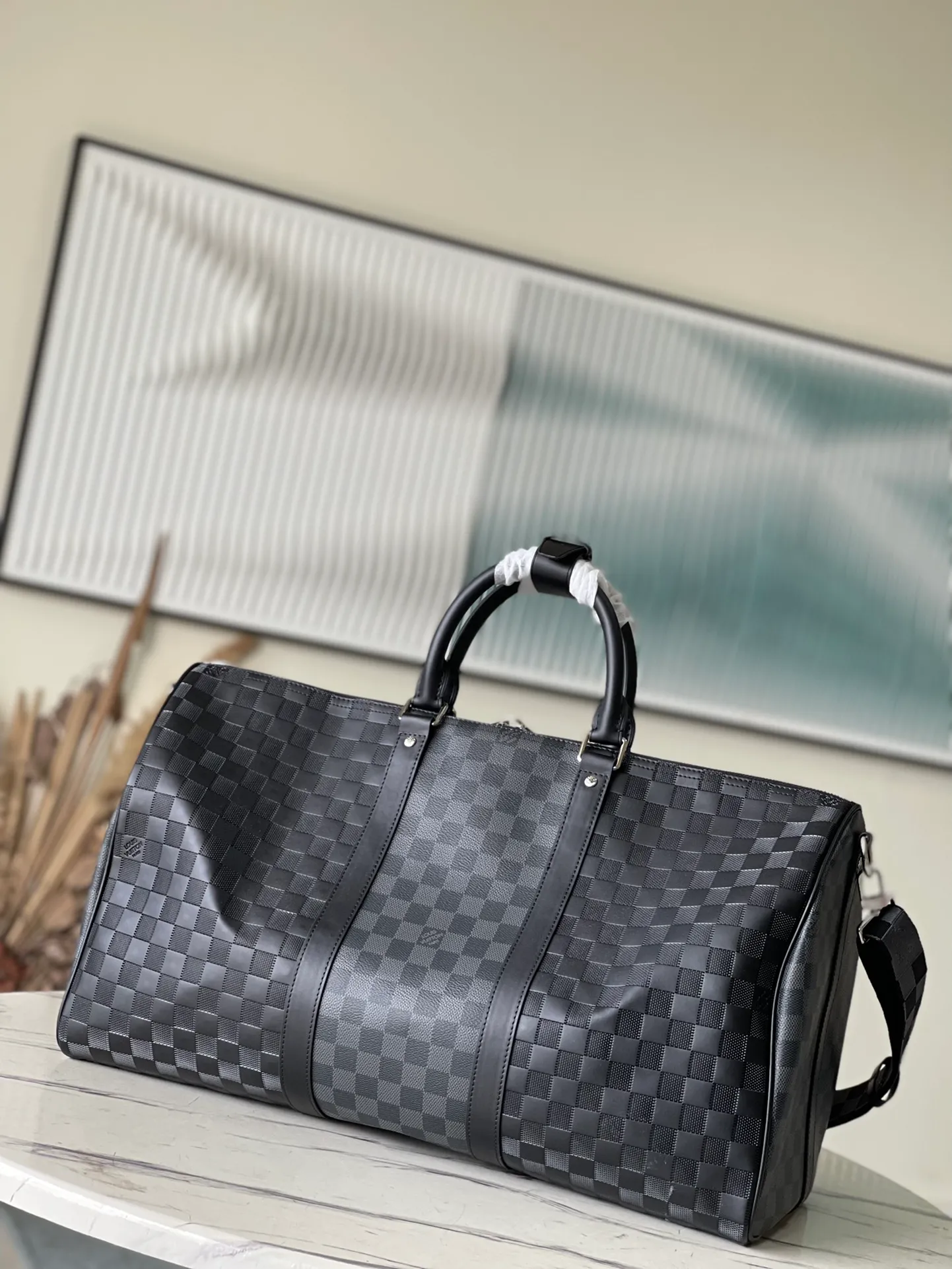 💰1340 (top-grain leather) top original order N40443 KEEPALL BANDOULIÈRE 50 travel bag This Keepall BANDOULIÈRE travel bag is embossed with classic Monogram elements on the surface of fine cowhide, presenting a Monogram Seal pattern. Its unique texture is like the sealing wax of old letters. Plenty of space and a detachable shoulder strap make it easy to carry on holiday excursions. Dimensions: 50 x 29 x 23 cm