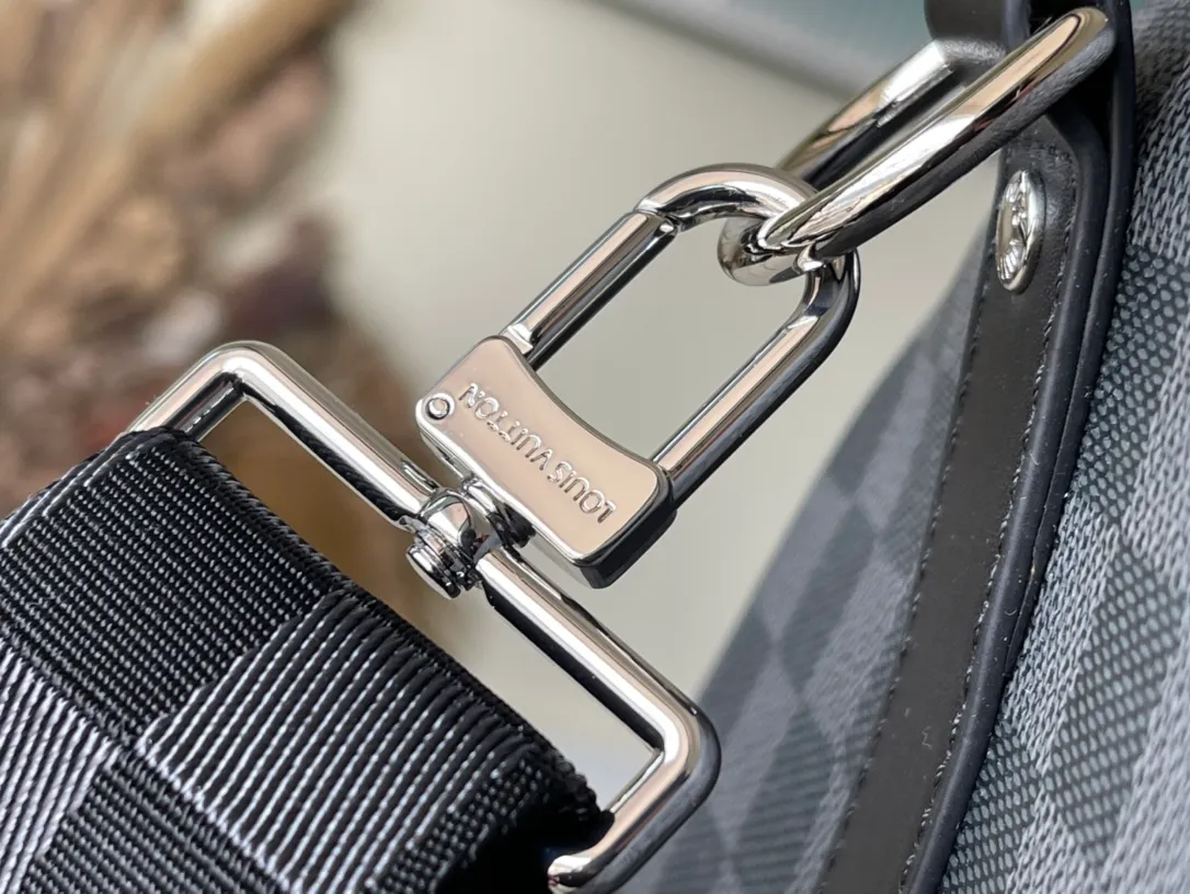 💰1340 (top-grain leather) top original order N40443 KEEPALL BANDOULIÈRE 50 travel bag This Keepall BANDOULIÈRE travel bag is embossed with classic Monogram elements on the surface of fine cowhide, presenting a Monogram Seal pattern. Its unique texture is like the sealing wax of old letters. Plenty of space and a detachable shoulder strap make it easy to carry on holiday excursions. Dimensions: 50 x 29 x 23 cm