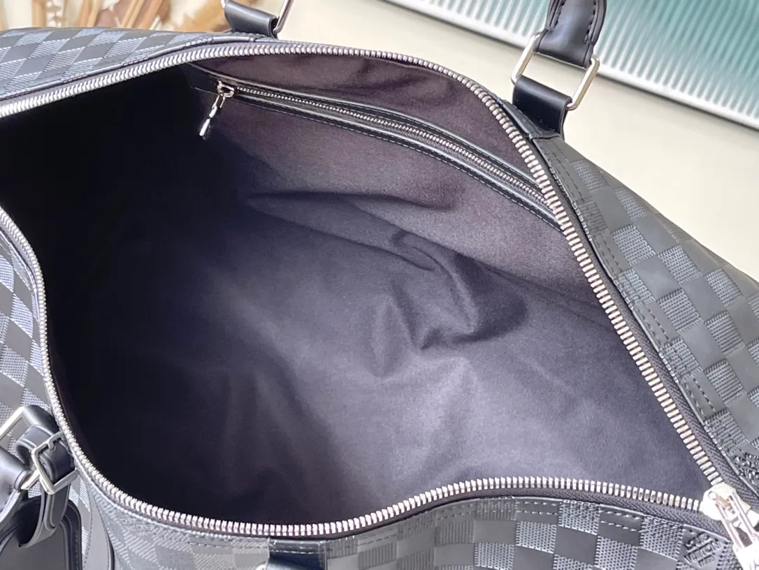 💰1340 (top-grain leather) top original order N40443 KEEPALL BANDOULIÈRE 50 travel bag This Keepall BANDOULIÈRE travel bag is embossed with classic Monogram elements on the surface of fine cowhide, presenting a Monogram Seal pattern. Its unique texture is like the sealing wax of old letters. Plenty of space and a detachable shoulder strap make it easy to carry on holiday excursions. Dimensions: 50 x 29 x 23 cm
