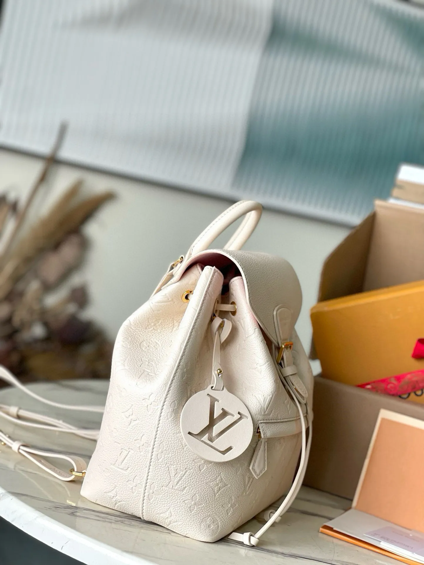 💰1140 (top layer leather) top original M45397 white Montsouris backpack is covered in Monogram Empreinte embossed leather, embellished with vintage metal buckles and charms. The zippered outer pocket allows for easy access, and the adjustable shoulder strap provides a comfortable shoulder carrying experience. Dimensions: 27.5 x 33.0 x 14.0 cm