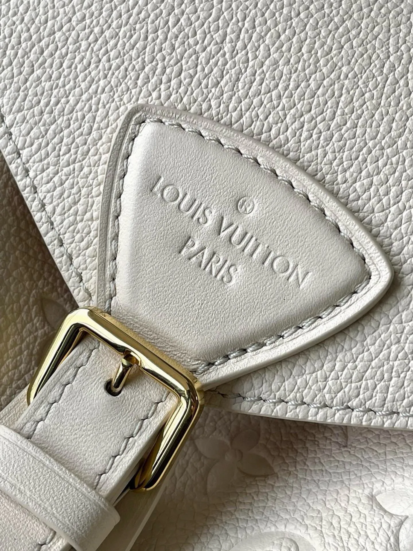 💰1140 (top layer leather) top original M45397 white Montsouris backpack is covered in Monogram Empreinte embossed leather, embellished with vintage metal buckles and charms. The zippered outer pocket allows for easy access, and the adjustable shoulder strap provides a comfortable shoulder carrying experience. Dimensions: 27.5 x 33.0 x 14.0 cm