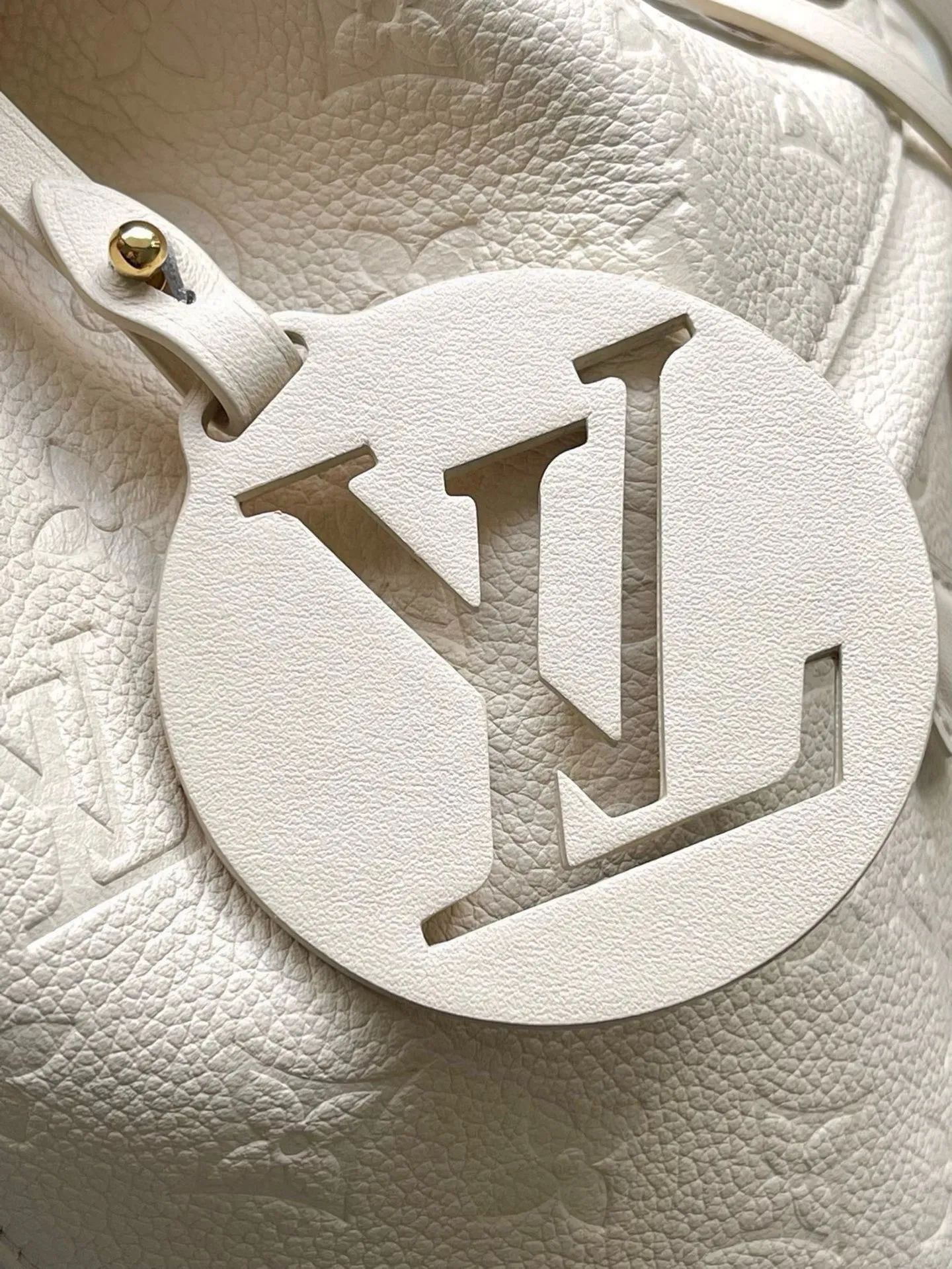 💰1140 (top layer leather) top original M45397 white Montsouris backpack is covered in Monogram Empreinte embossed leather, embellished with vintage metal buckles and charms. The zippered outer pocket allows for easy access, and the adjustable shoulder strap provides a comfortable shoulder carrying experience. Dimensions: 27.5 x 33.0 x 14.0 cm