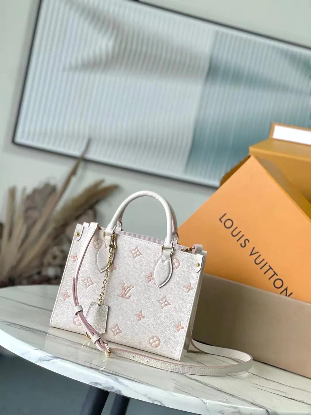 💰1060 (top-grain leather) top-quality original M14403 This OnTheGo small handbag renews the brand's classic Monogram Empreinte leather, using the same tone to outline the pattern. The detachable metal chain accentuates the details, the striped fabric lining adds an elegant touch, and the detachable shoulder strap allows for shoulder or cross-body wear. Dimensions: 25 × 19 × 11.5 cm