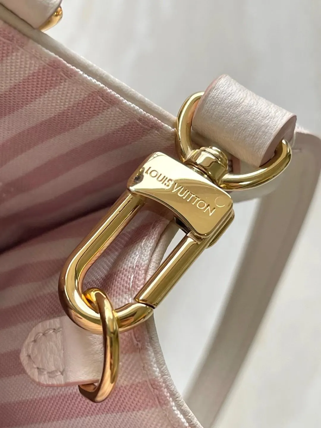 💰1060 (top-grain leather) top-quality original M14403 This OnTheGo small handbag renews the brand's classic Monogram Empreinte leather, using the same tone to outline the pattern. The detachable metal chain accentuates the details, the striped fabric lining adds an elegant touch, and the detachable shoulder strap allows for shoulder or cross-body wear. Dimensions: 25 × 19 × 11.5 cm