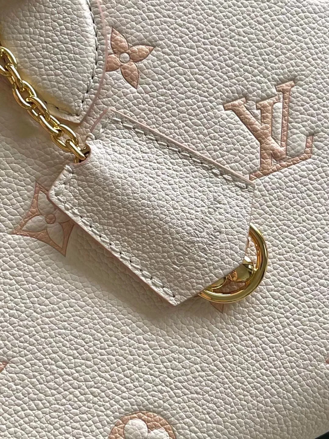 💰1060 (top-grain leather) top-quality original M14403 This OnTheGo small handbag renews the brand's classic Monogram Empreinte leather, using the same tone to outline the pattern. The detachable metal chain accentuates the details, the striped fabric lining adds an elegant touch, and the detachable shoulder strap allows for shoulder or cross-body wear. Dimensions: 25 × 19 × 11.5 cm