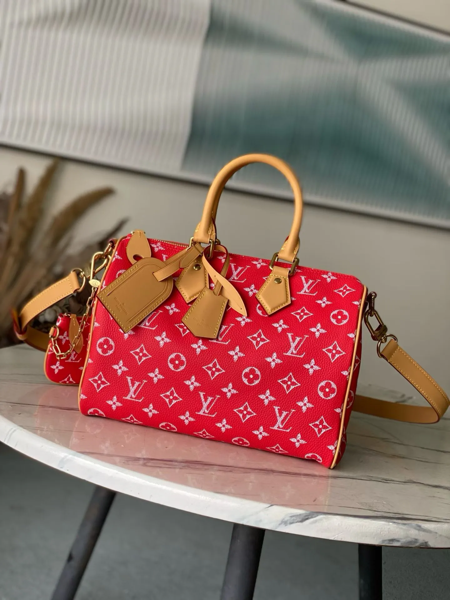 💰1700 Top Original Order M14067 Red Medium This Speedy P18 Bandouliere 30 handbag is made of soft cow leather with deep cow leather trim and a detachable and adjustable shoulder strap. Exquisite stitching, dyed edges and the iconic P18 nameplate create ingenious details. Dimensions: 30 × 22.5 × 18 cm