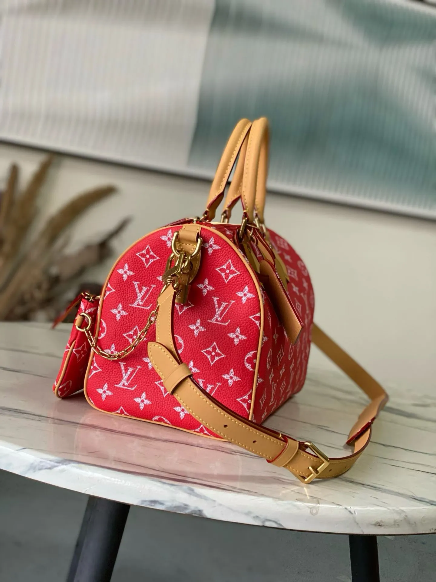 💰1700 Top Original Order M14067 Red Medium This Speedy P18 Bandouliere 30 handbag is made of soft cow leather with deep cow leather trim and a detachable and adjustable shoulder strap. Exquisite stitching, dyed edges and the iconic P18 nameplate create ingenious details. Dimensions: 30 × 22.5 × 18 cm